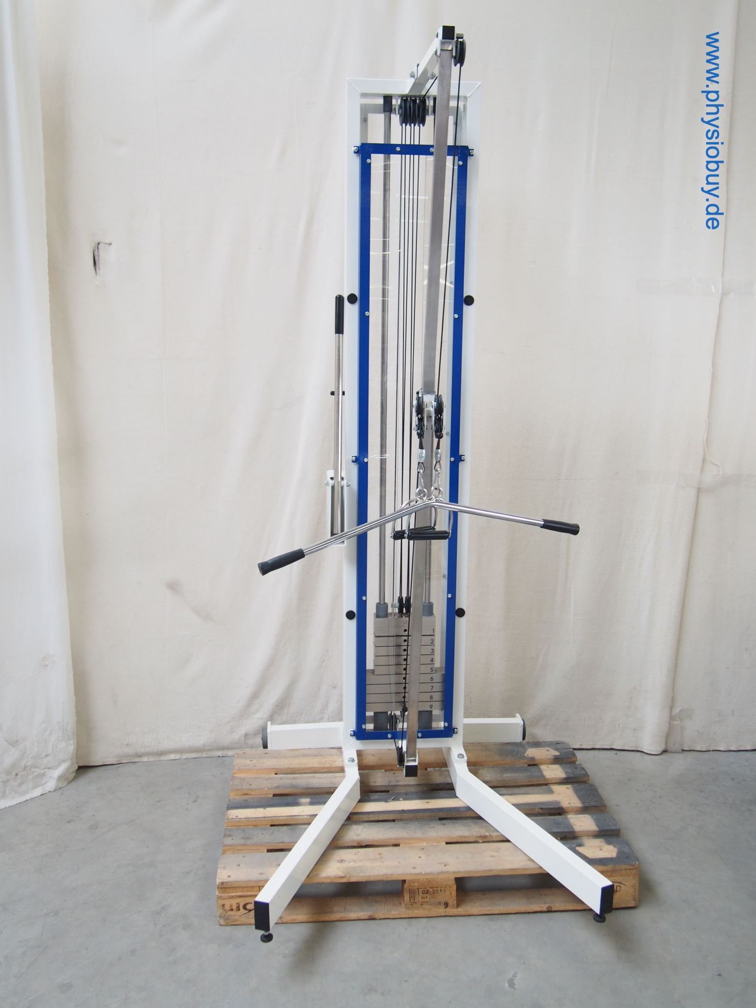 Standzugapparat und Latzug als Kombiturm, blaues Kabelzuggerät auf Palette