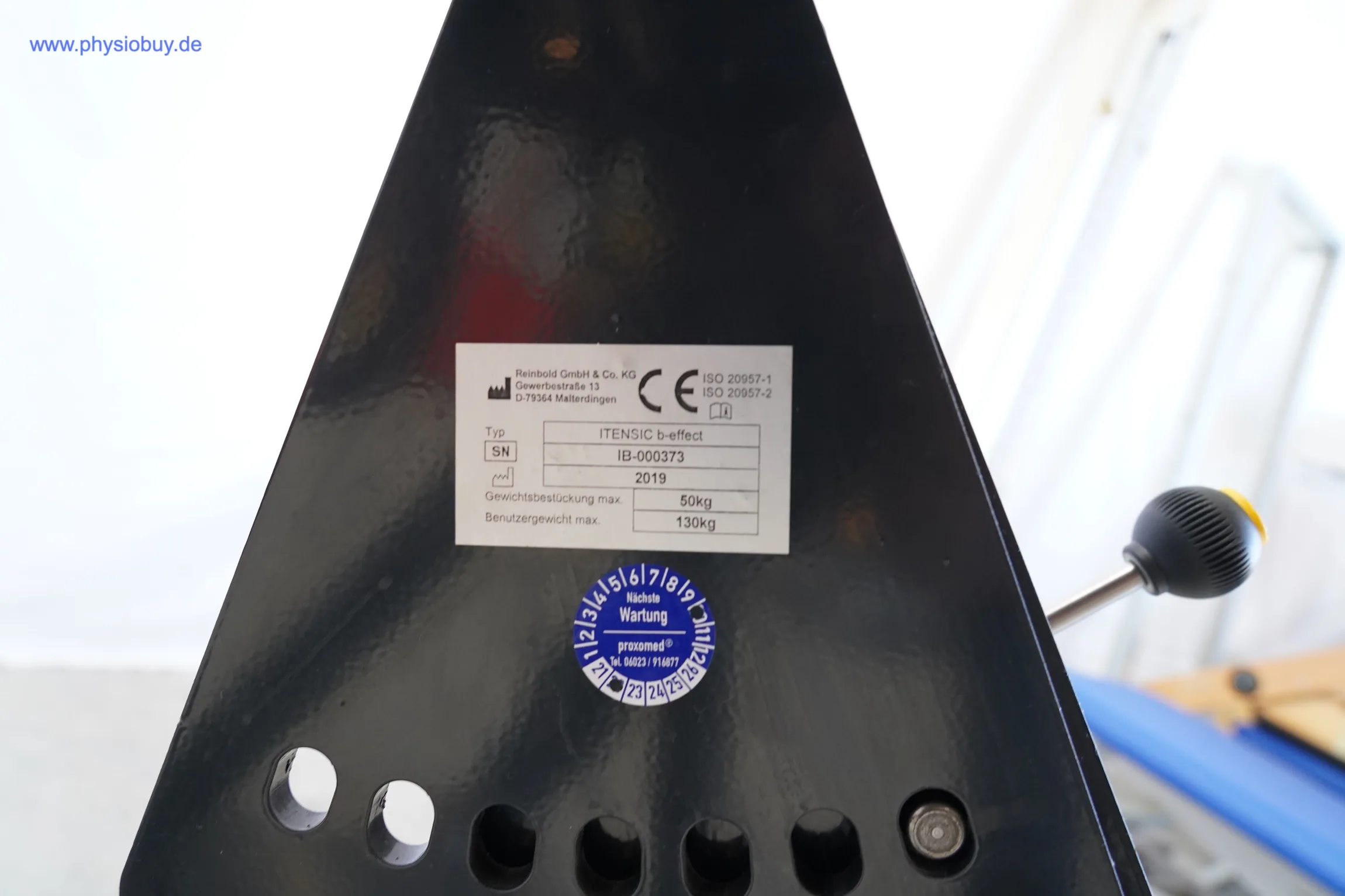 Typenschild mit Wartungsplakette an der schwarzen Halterung des Itensic b-effect
