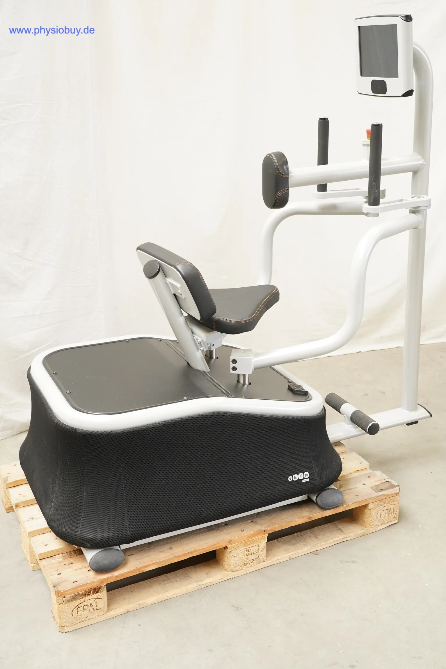 eGym Butterfly Reverse auf Palette, Ansicht von schräg vorne