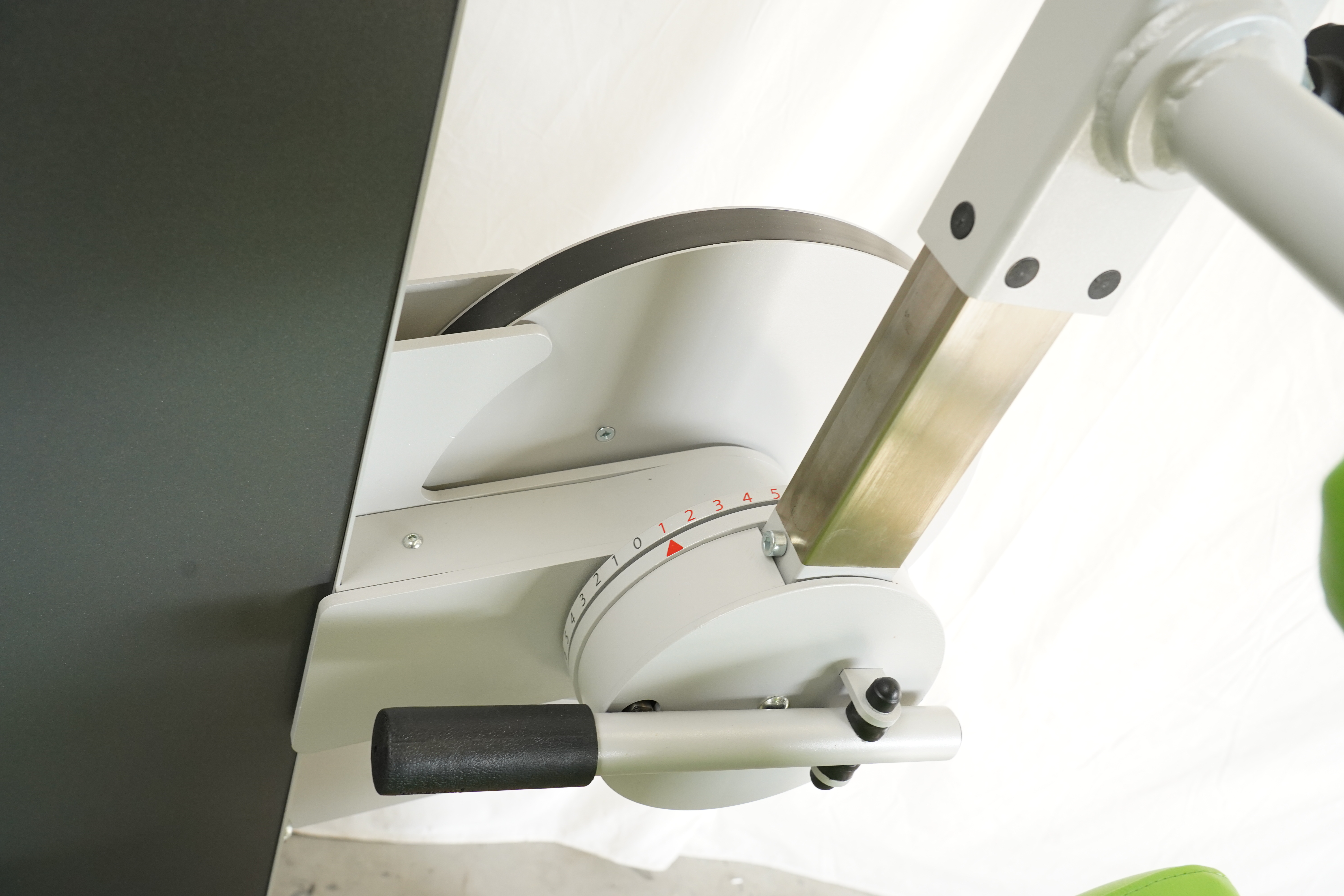 SVG RehaLine 2.0 KG-Gerätesatz: Detail der Skalenscheibe mit Handgriff und Metallarm unter der Liegefläche