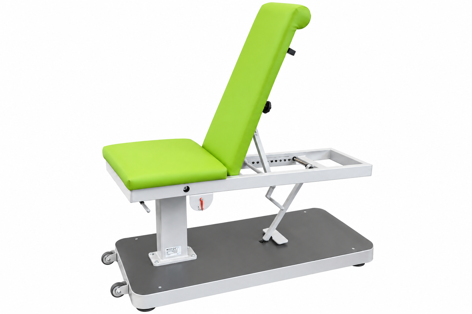 SVG RehaLine 2.0 KG-Gerätesatz: Therapieliege mit grünem Polster und aufgestellter Rückenlehne, schräg von vorn