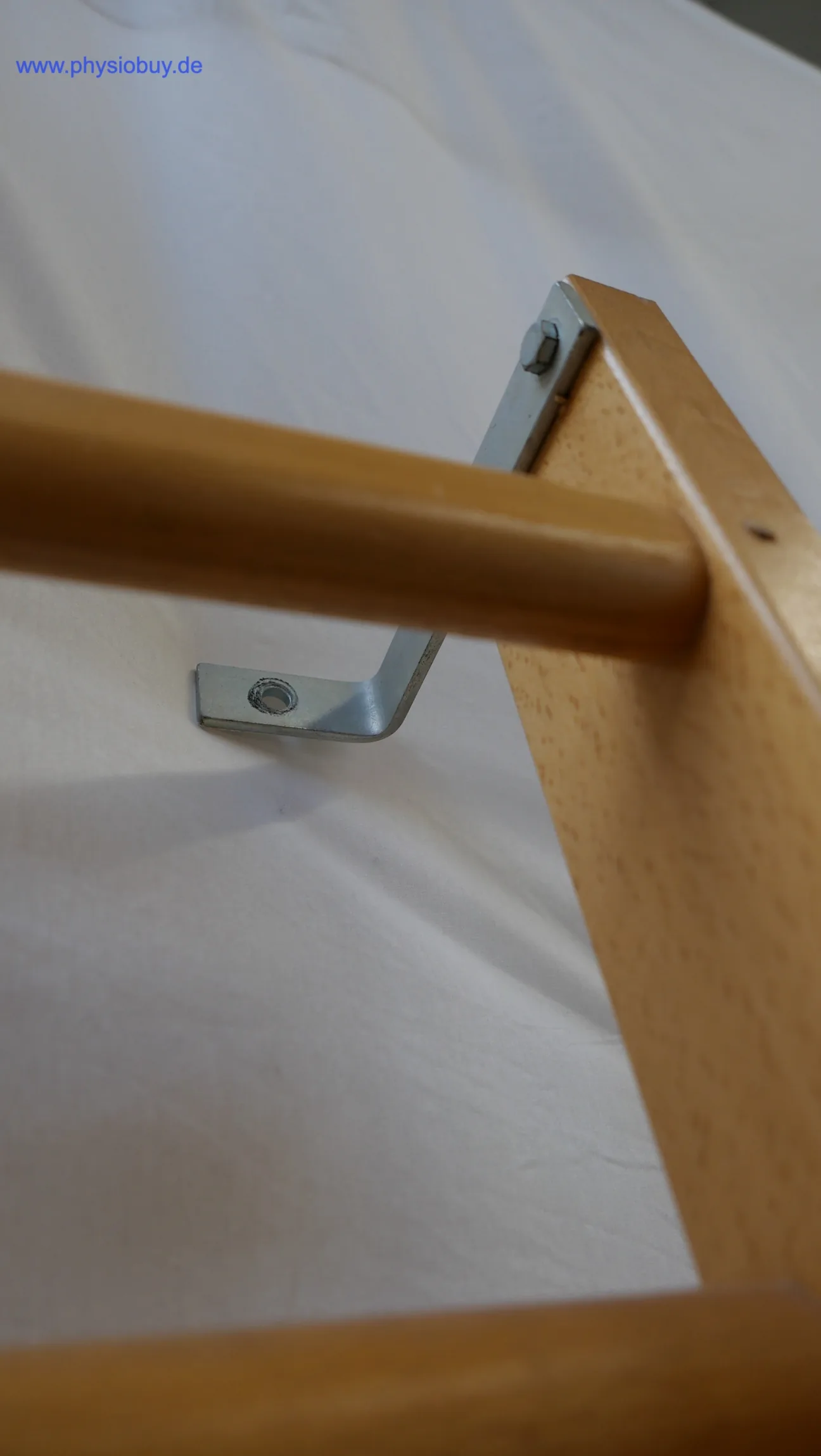 Holzsprossenwand 100 x 230 cm, Nahaufnahme von Sprosse und Wandhalterung im Rahmen