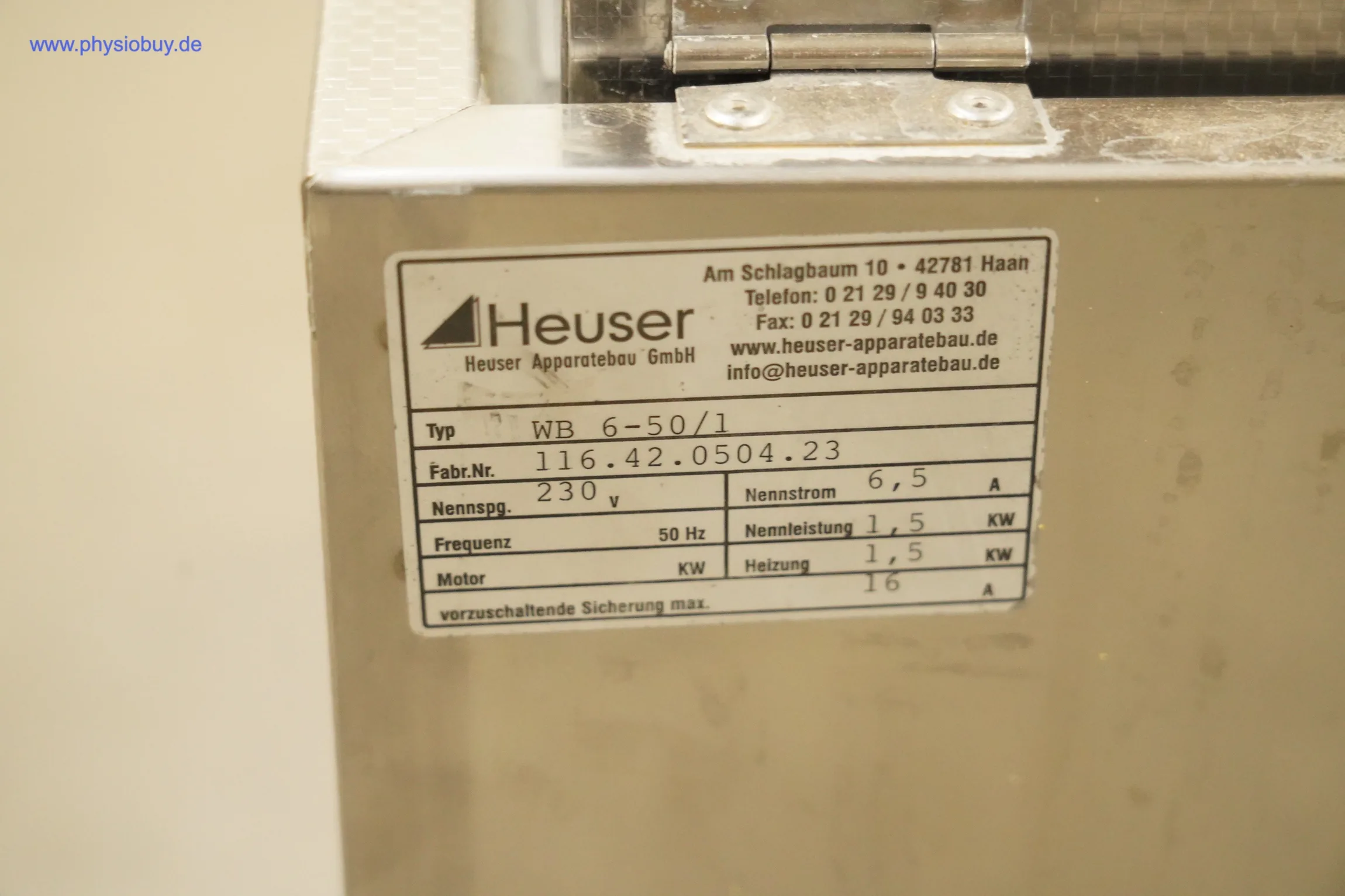 Typenschild des Heuser Wasserbad WB6-50 am Edelstahlgehäuse mit Herstelleradresse, Typenbezeichnung und elektrischen Daten