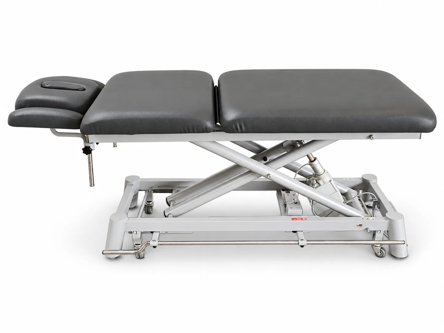 PINO XPert+ Therapieliege in Seitenansicht mit grauen Polstern, geneigtem Kopfteil und Scherenhubgestell