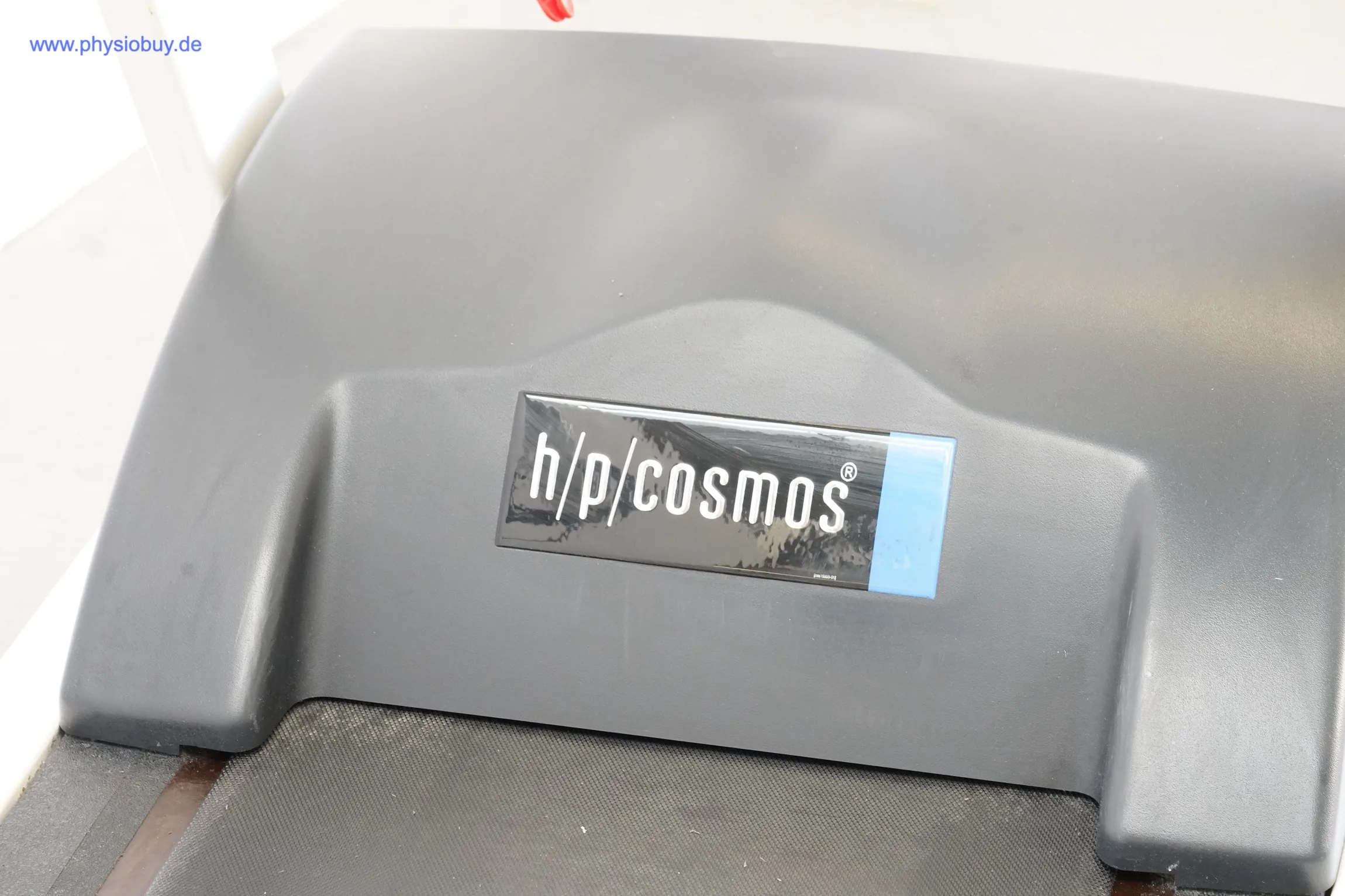 Logo h/p/cosmos an der Konsolenrückseite des Laufbands, Nahaufnahme