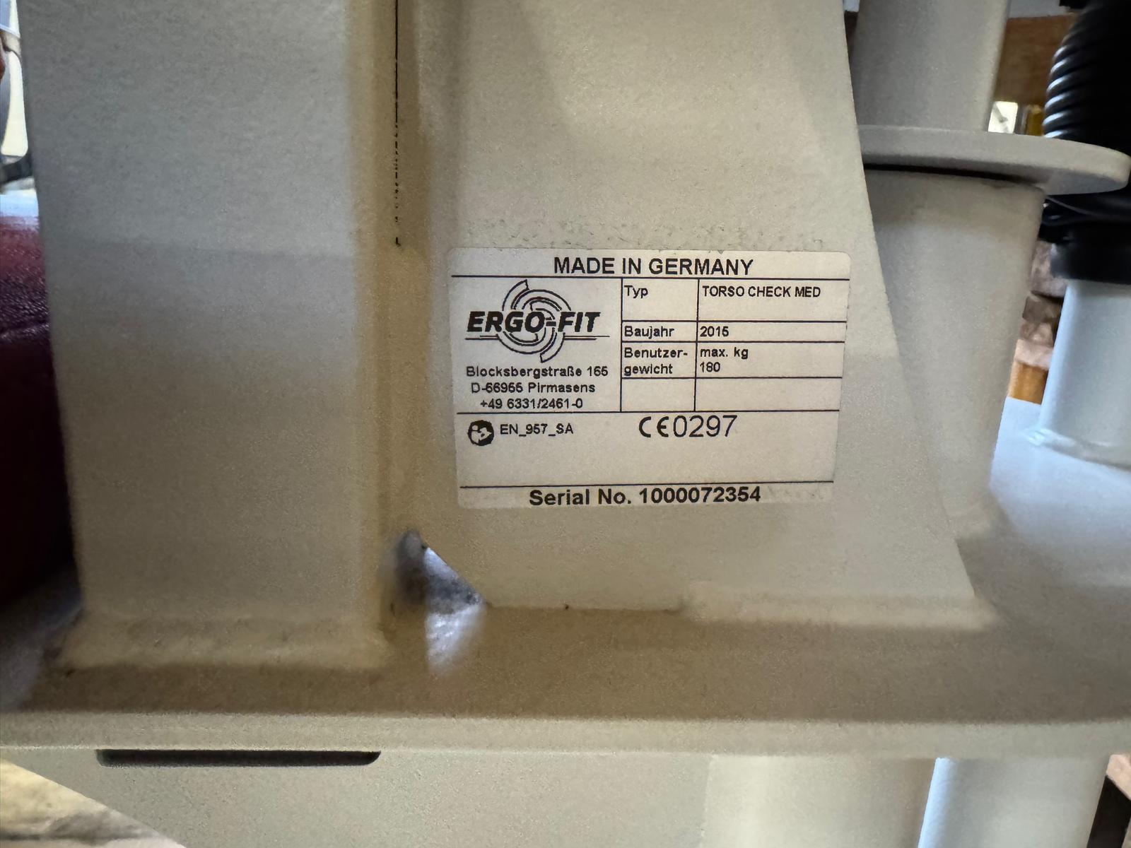 Typenschild des Ergo-Fit Torso Check MED mit technischen Daten, Nahaufnahme