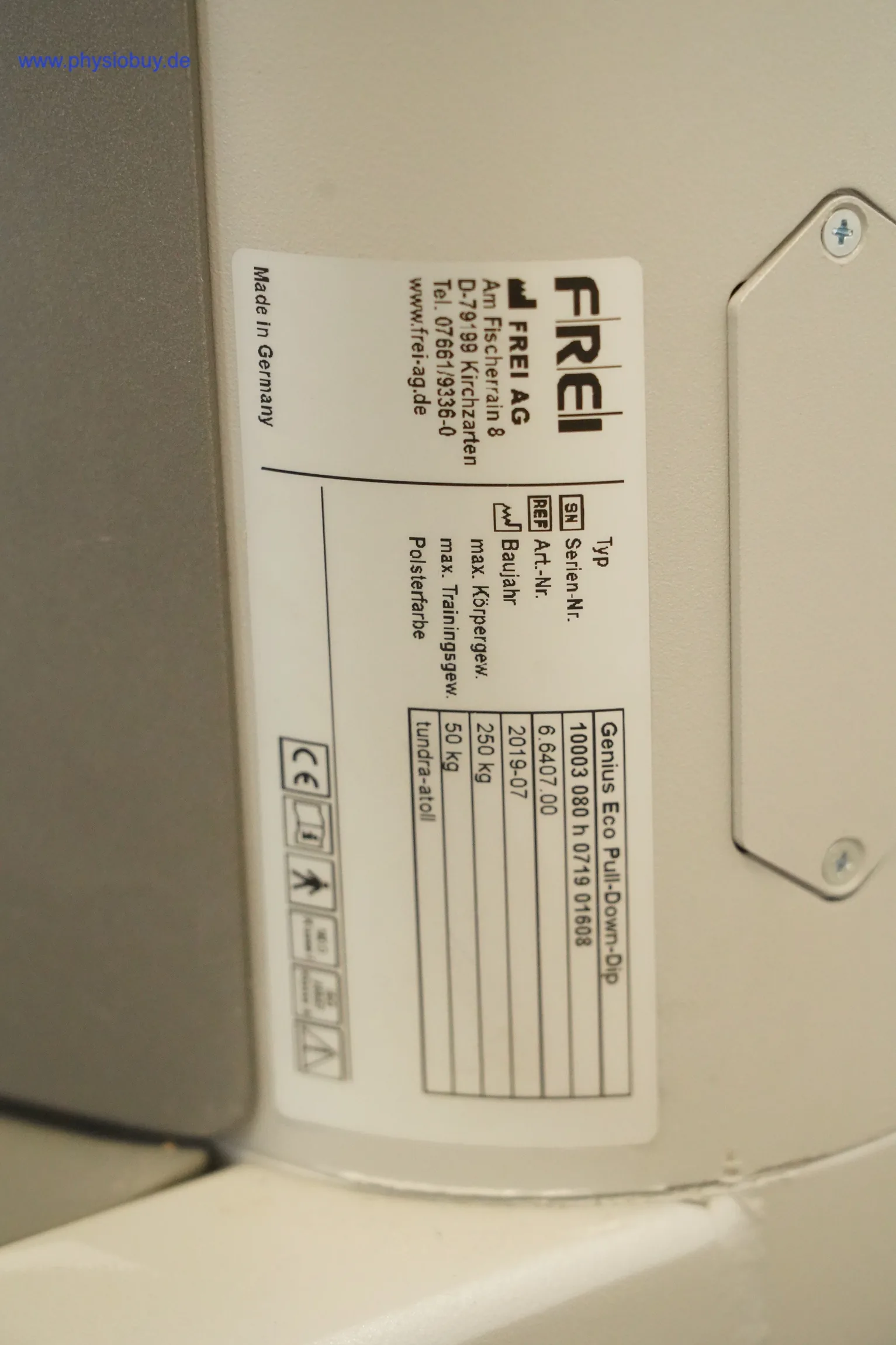 Typenschild der FREI Genius Eco Pull-Down-Dip mit Herstelleradresse, Baujahr 2019 und maximalem Körpergewicht von 250 kg
