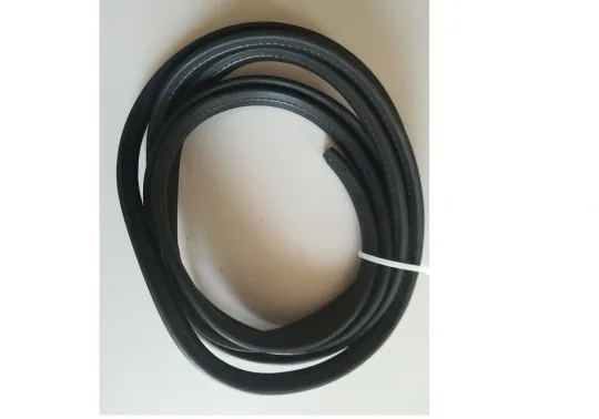 Aufgerollte schwarze Gummi-Türdichtung, kompletter Satz