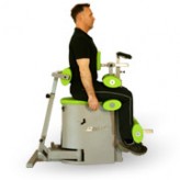 Mann sitzt auf dem Messgerät EasyTorque-Mobil, Seitenansicht