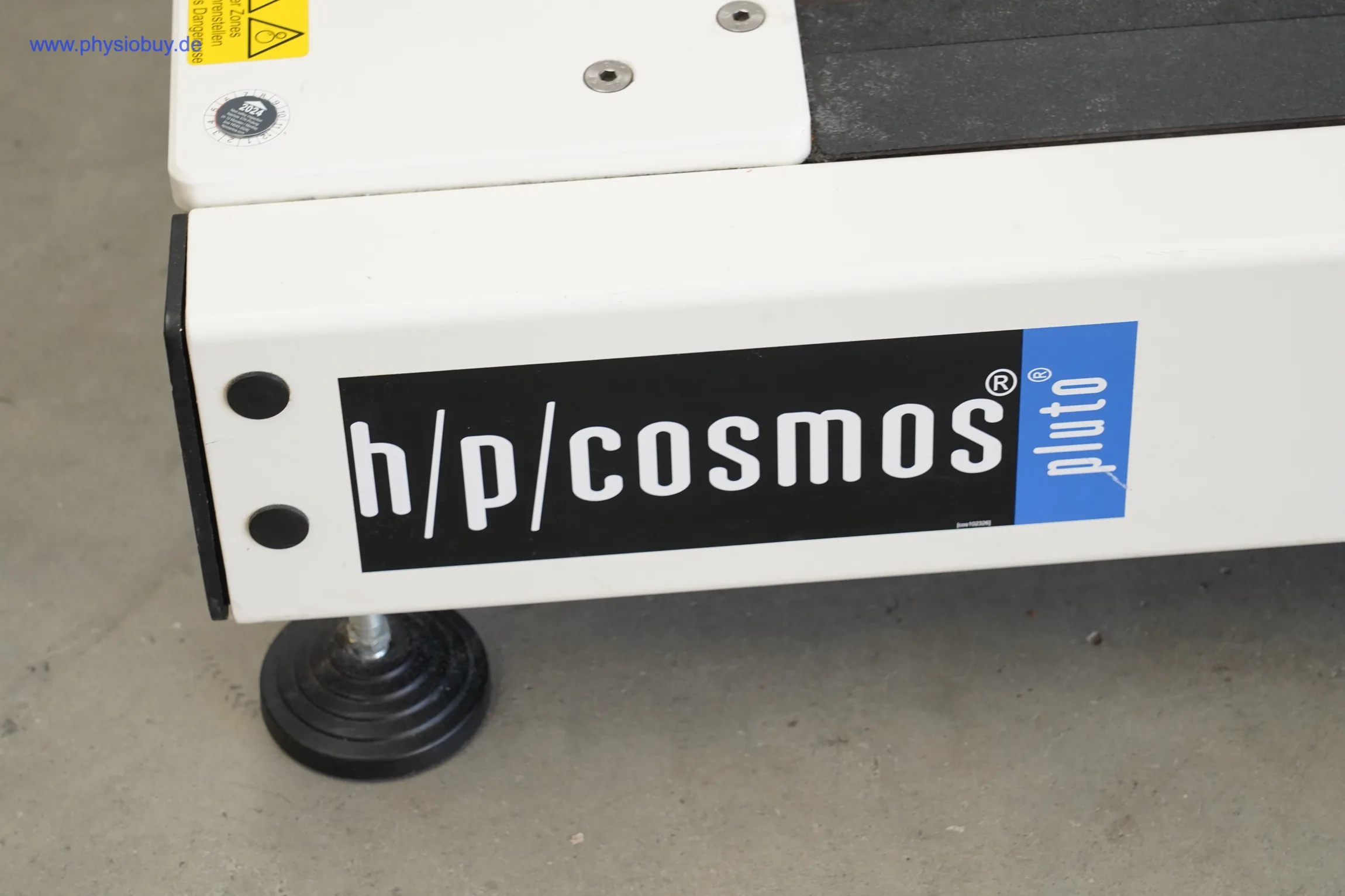 Logo h/p/cosmos Pluto am Rahmen mit Standfuß, Nahaufnahme