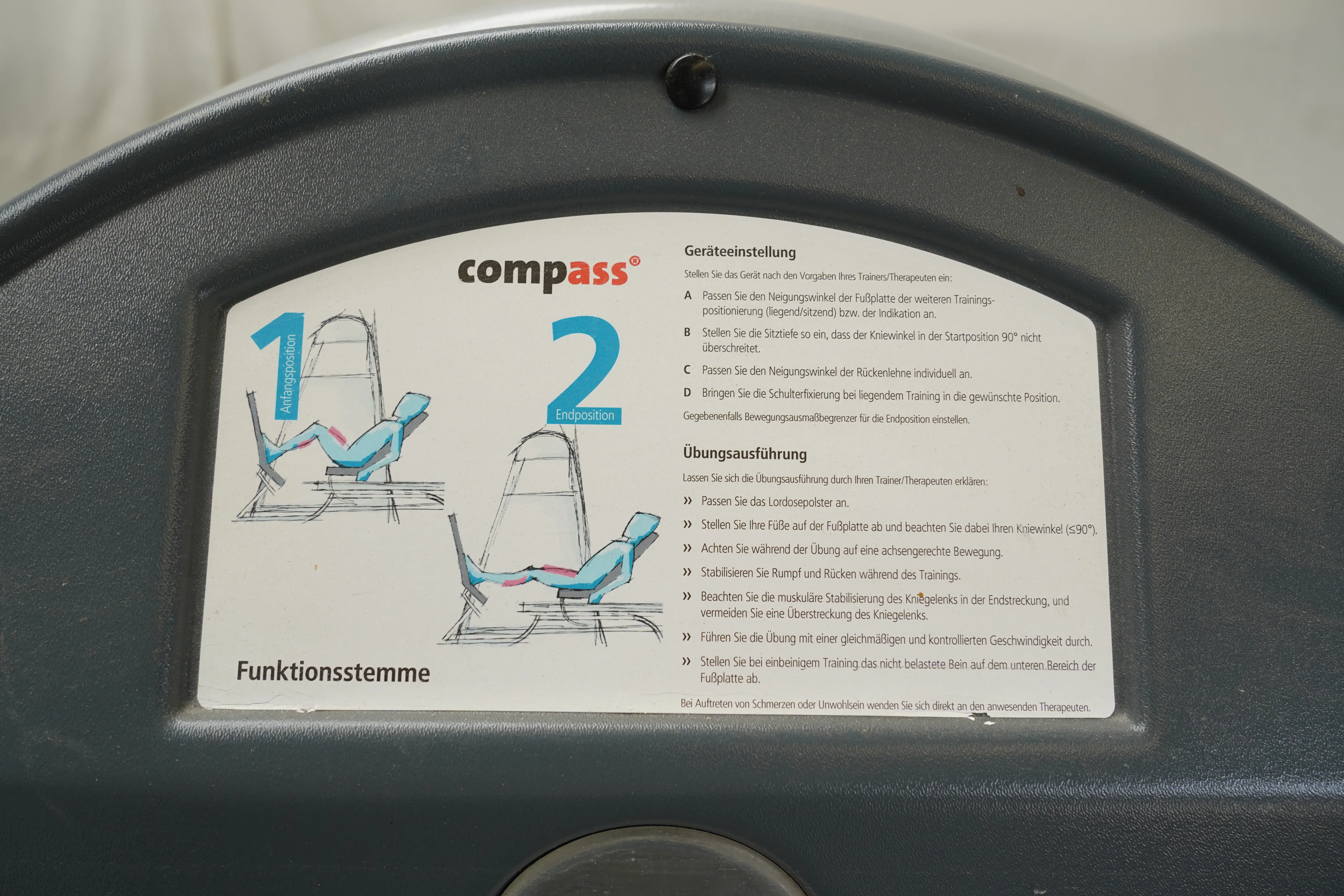 Proxomed Compass 530 KGG-Satz: Anleitungsschild mit Piktogrammen zu Geräteeinstellung und Übungsausführung auf grauer…