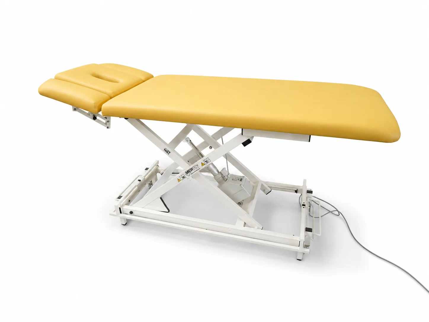 Elektrische Therapieliege mit gelbem Polster, Ansicht von schräg vorne mit hochgestelltem Kopfteil