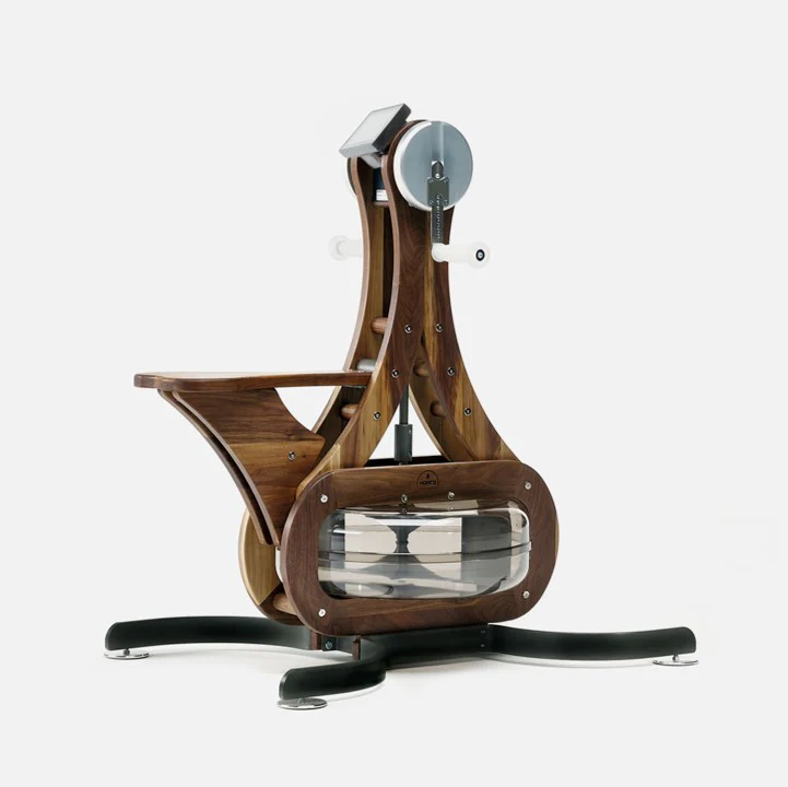 WaterGrinder-Oberkörperergometer in dunklem Holz mit Wasserwiderstandstank, Seitenansicht
