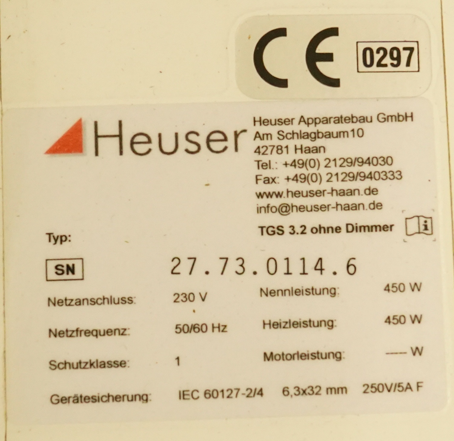 Typenschild des Heuser Rotlicht Strahlerkopfs TGS 3.2 mit CE-Kennzeichen, Seriennummer und technischen Daten
