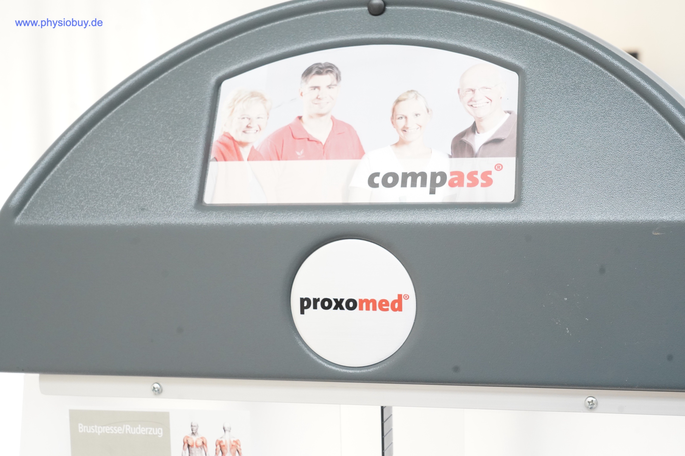 Proxomed Compass 530 Brustpresse/Ruderzug, Markenlogo „compass" an der Kopfverkleidung
