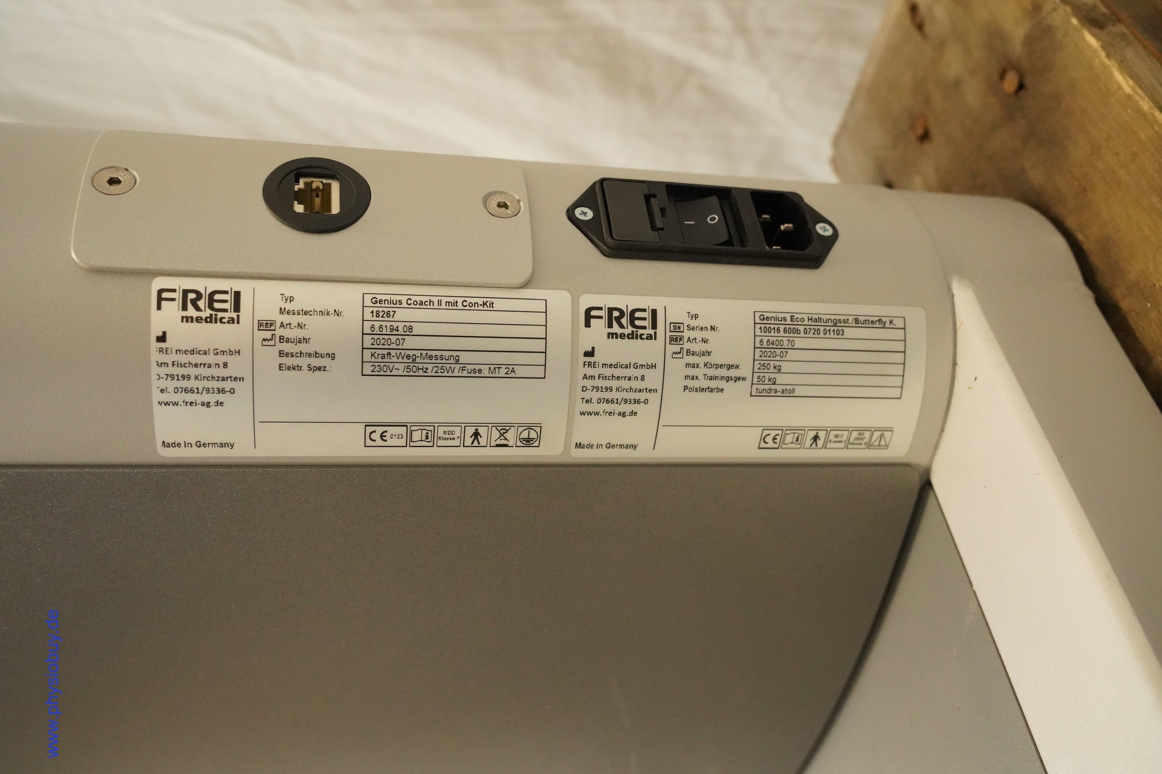 FREI Genius ECO: Typenschilder und Netzanschluss mit Kaltgerätebuchse am silbergrauen Gehäuse, Detailansicht