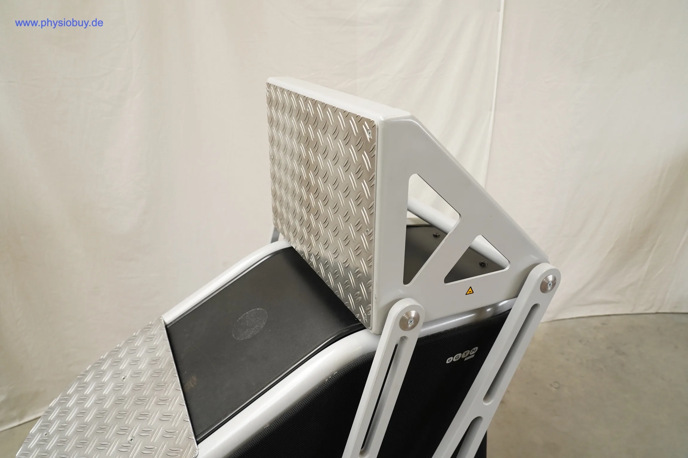 Geriffelte Fußplatte des eGym Leg Press, Nahaufnahme