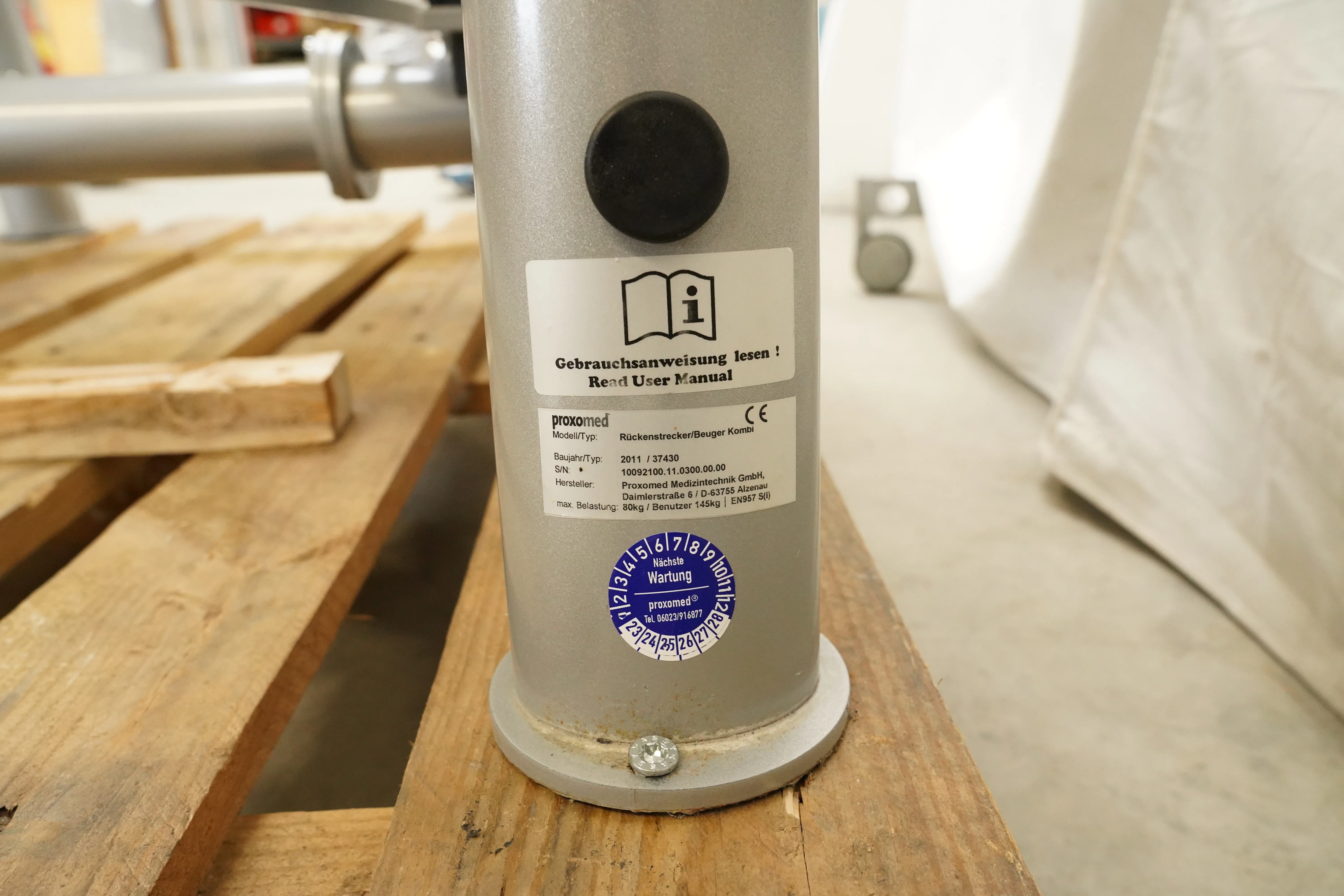 Proxomed Compass 530 Rückenstrecker/-beuger, Hinweisschild am Gewichtsturm