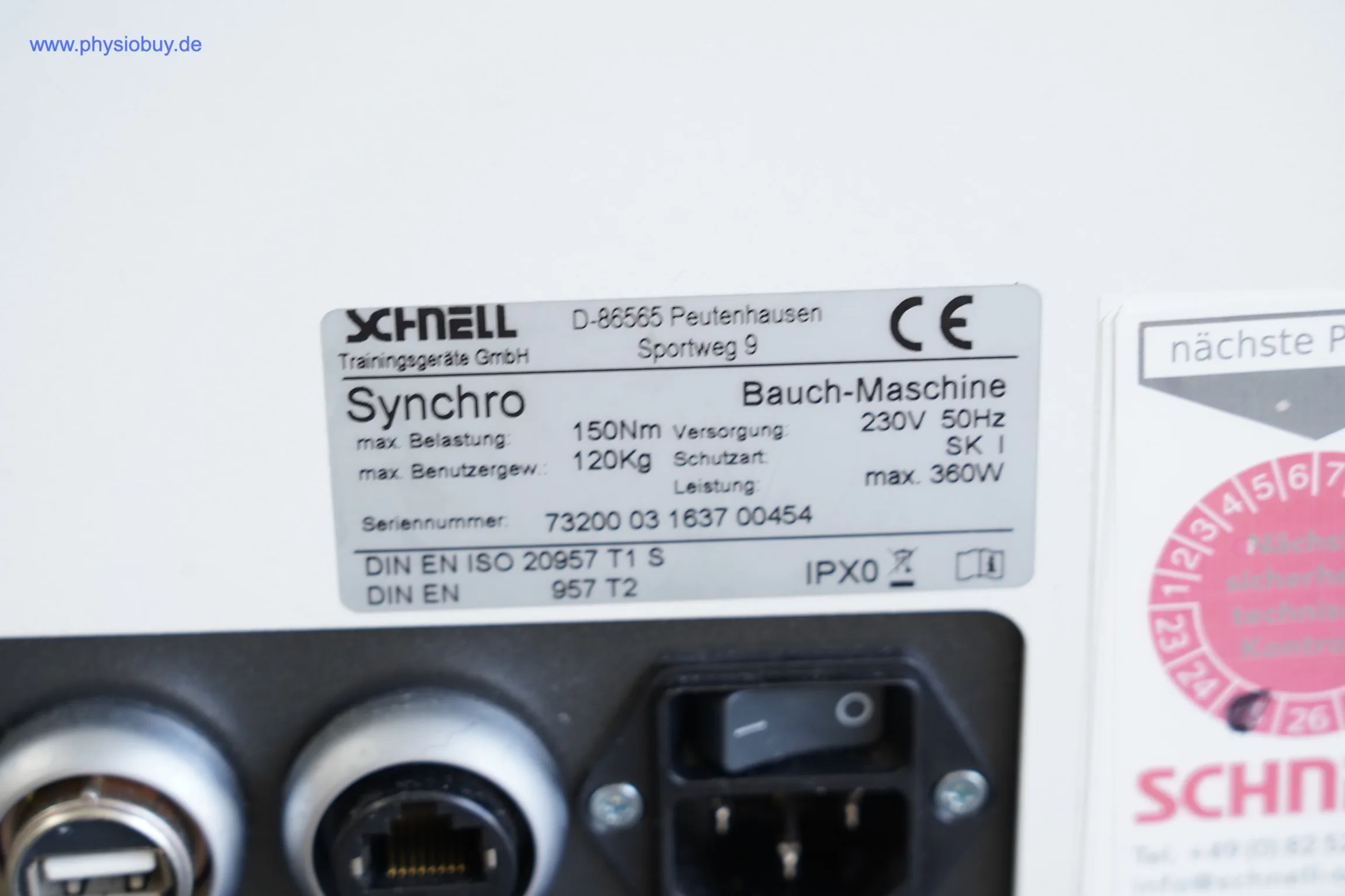 Typenschild der Bauch-Maschine mit technischen Daten, Nahaufnahme