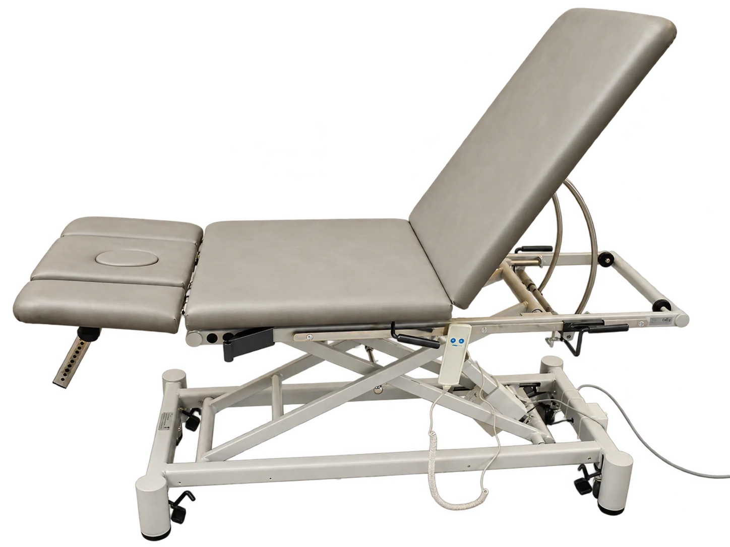 FREI Gym-X (e) Manuell Therapieliege seitlich, Rückenlehne hochgestellt, graue Polster, Scherengestell