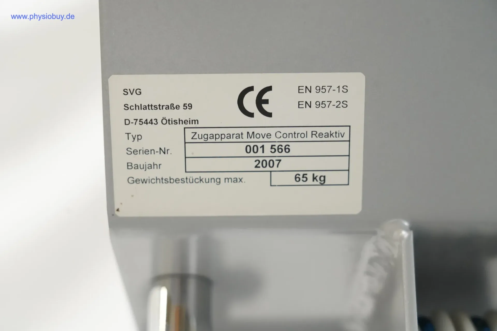 Typenschild des Zugapparats Move Control Reaktiv von SVG, Baujahr 2007, maximal 65 kg Gewichtsbestückung