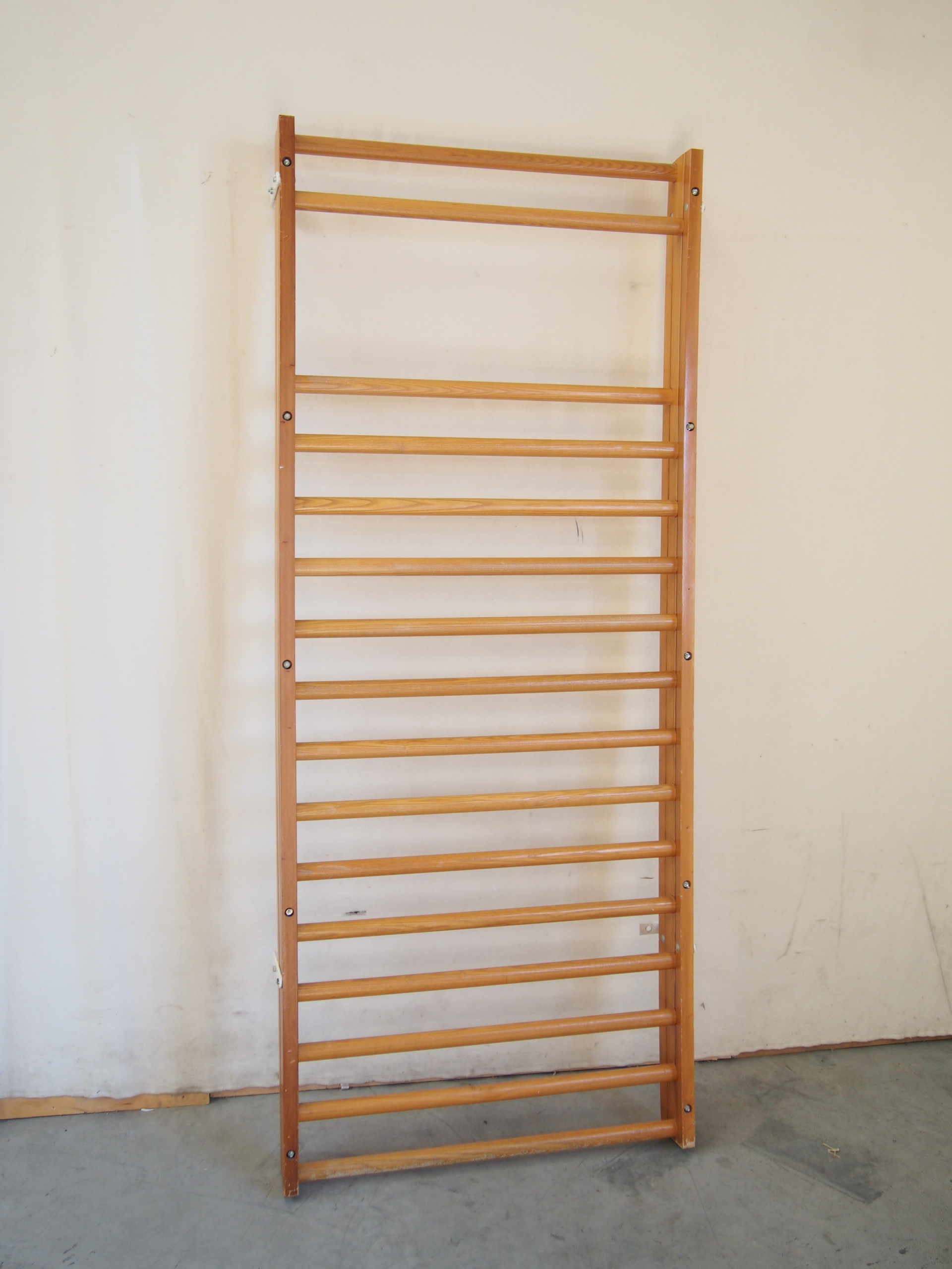 Holzsprossenwand freistehend vor heller Wand