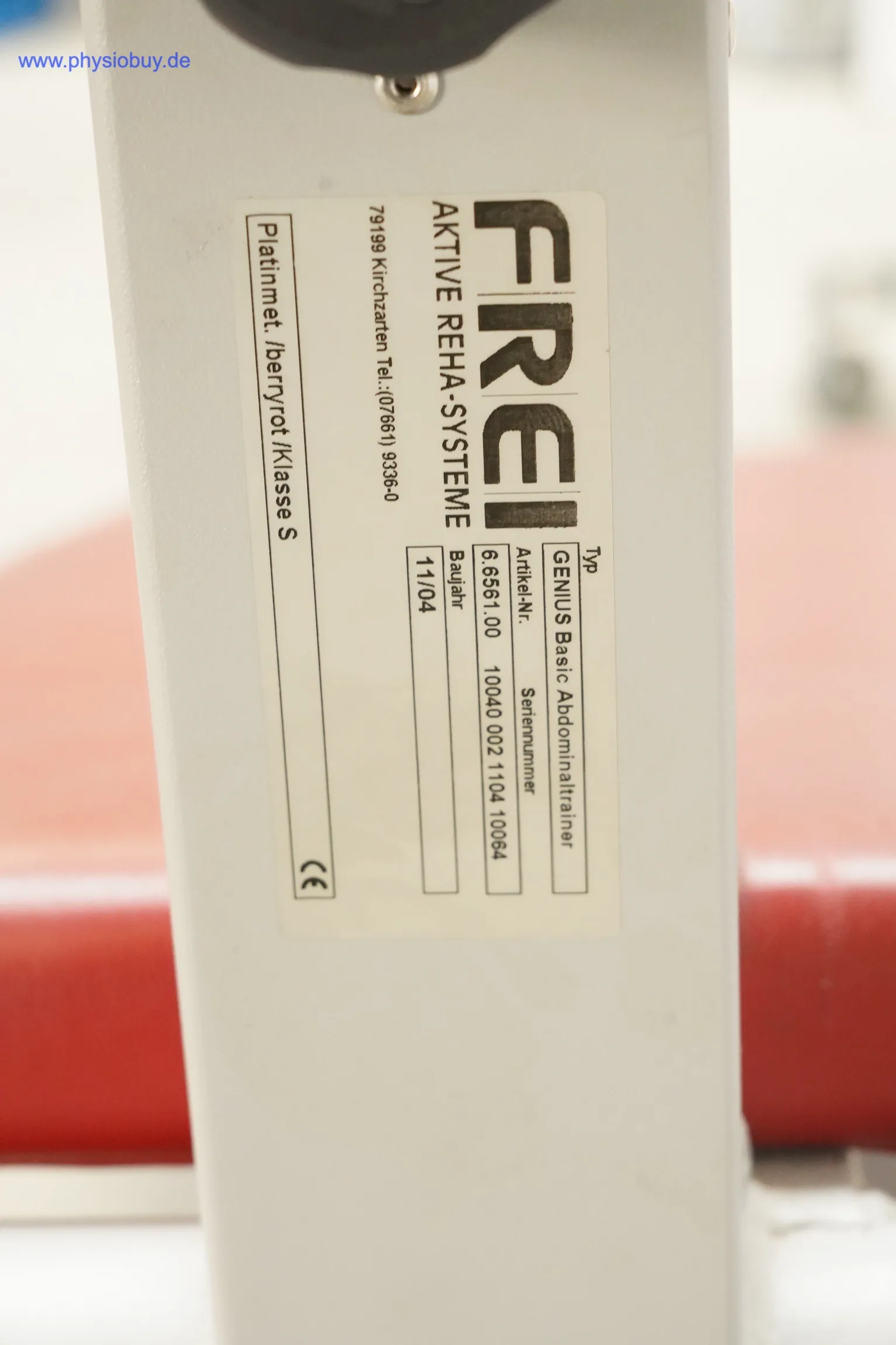 Typenschild "FREI Aktive Reha-Systeme" am Rahmen des Abdominaltrainers