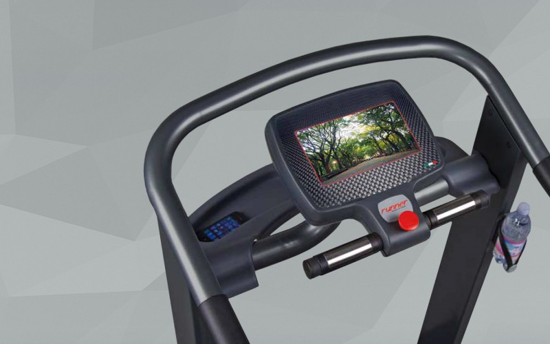 Bedienkonsole des Laufbands Runner RUN7410 mit Display und Bedienelementen, Detailansicht