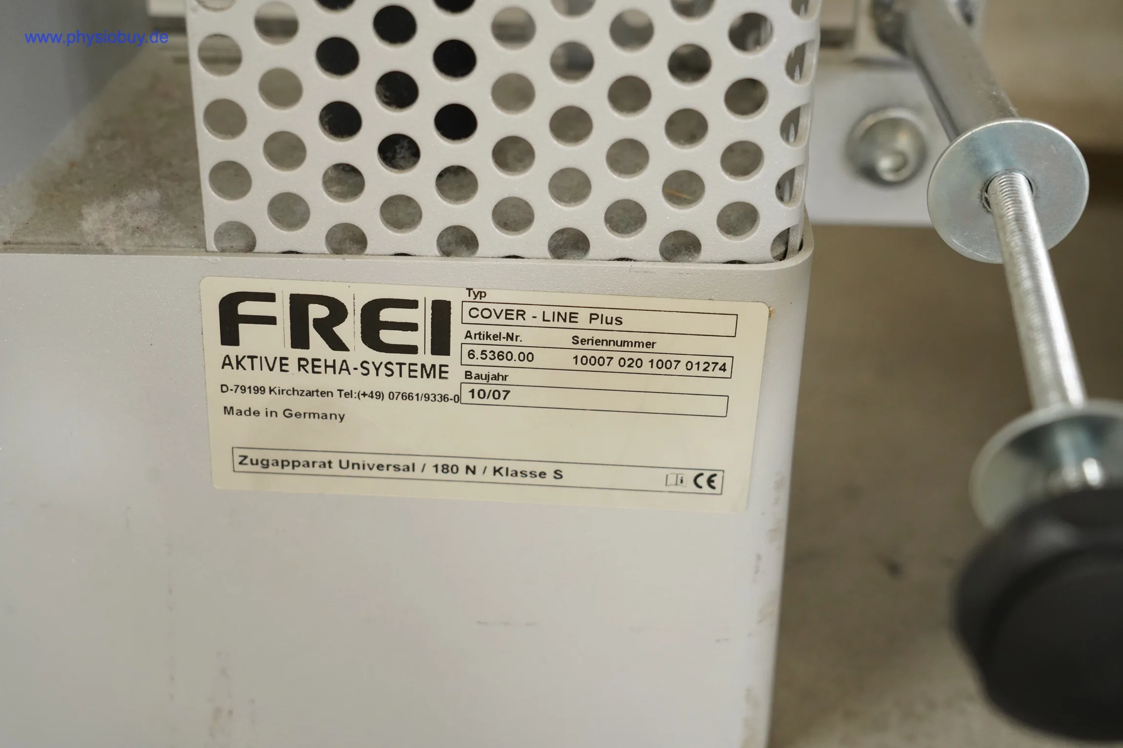 Typenschild am FREI Zugapparat Cover-Line Universal mit Lochblech-Verkleidung und Gewindestange mit schwarzem Griff