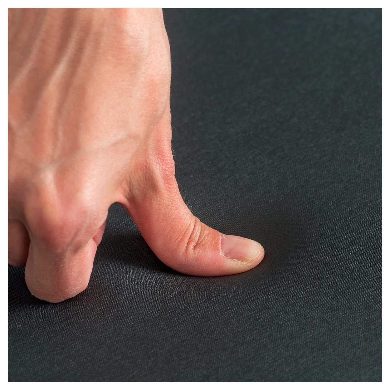 Lojer Manuthera 242, Nahaufnahme der Polsterung mit tastender Hand