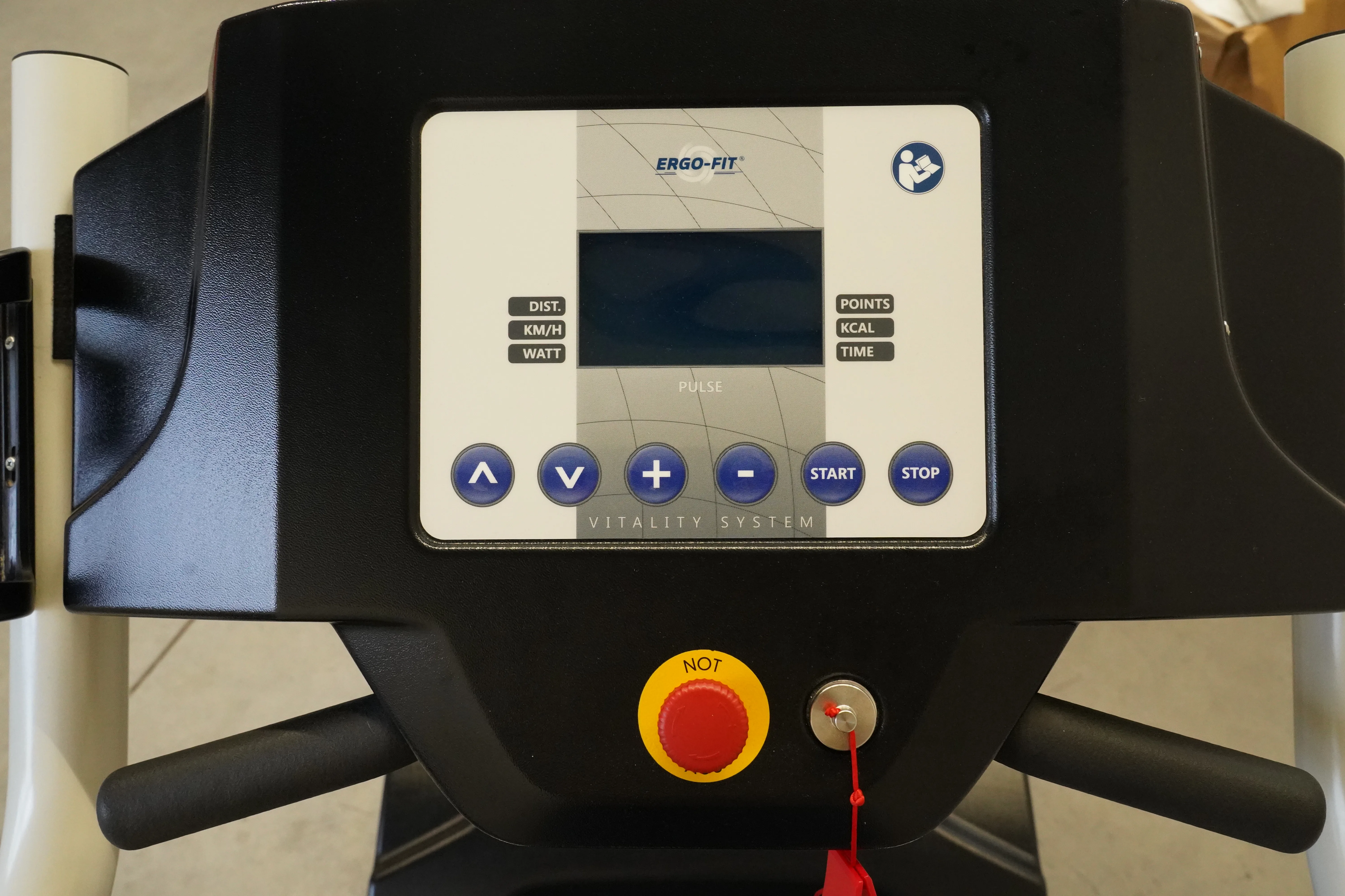 Bedienfeld des Ergo-Fit Laufbands Trac 4000 Alpin mit Display und Not-Aus-Taste