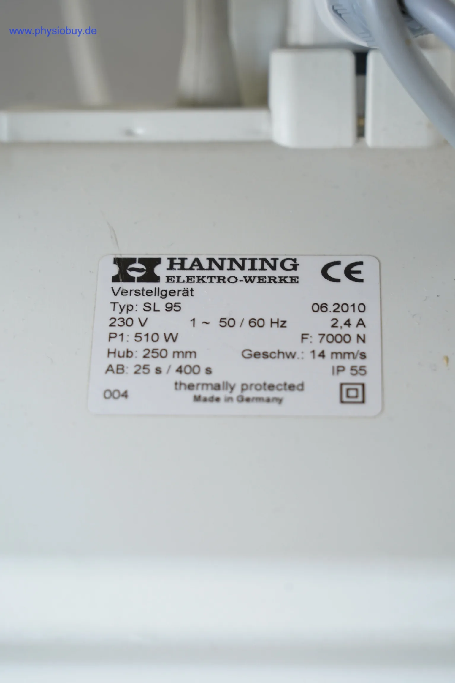 Typenschild des Hanning-Verstellmotors an der Theraflex Liege Favorite 3-teilig