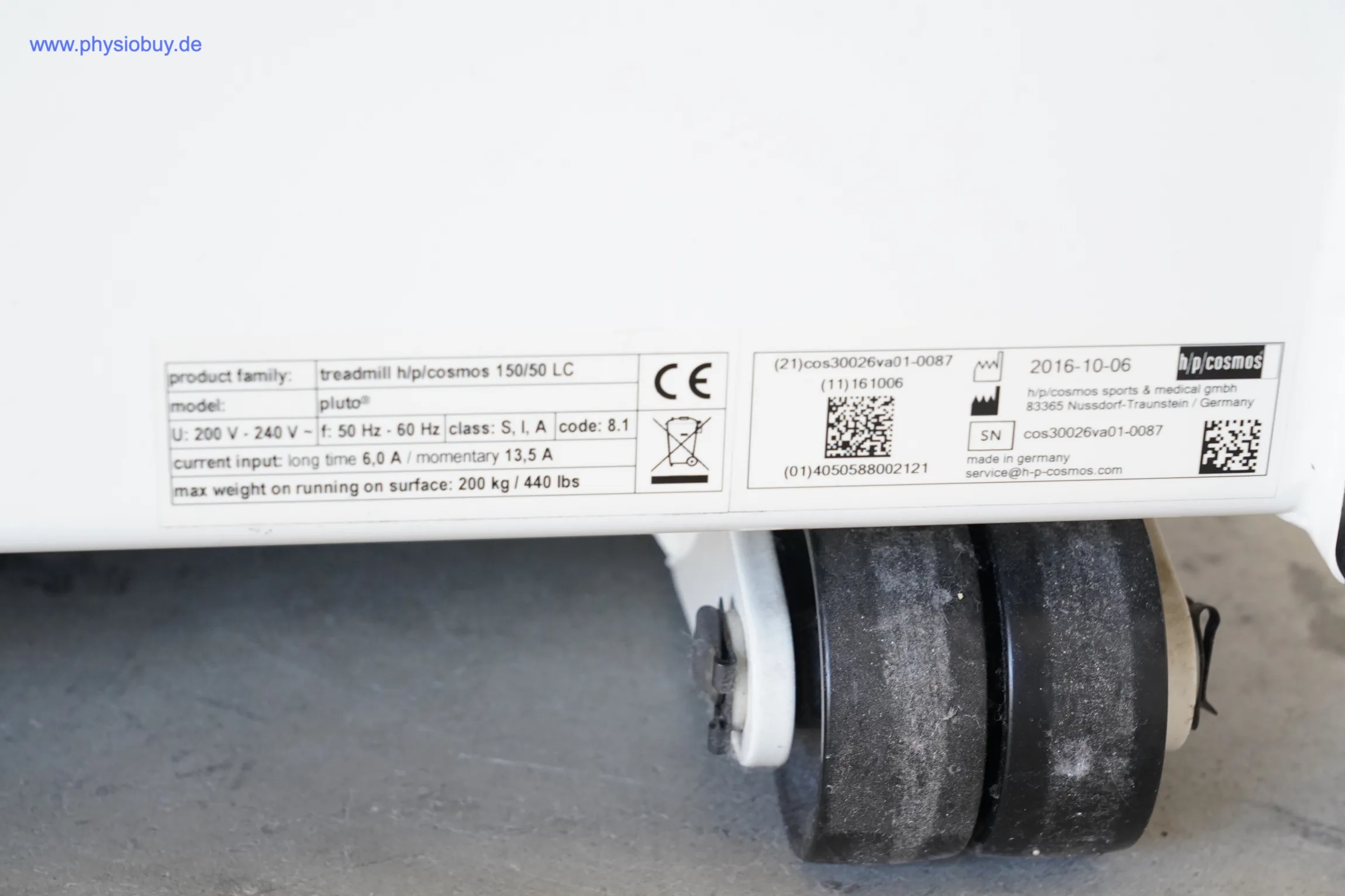 Typenschild des HP Cosmos Pluto mit technischen Daten und Transportrollen
