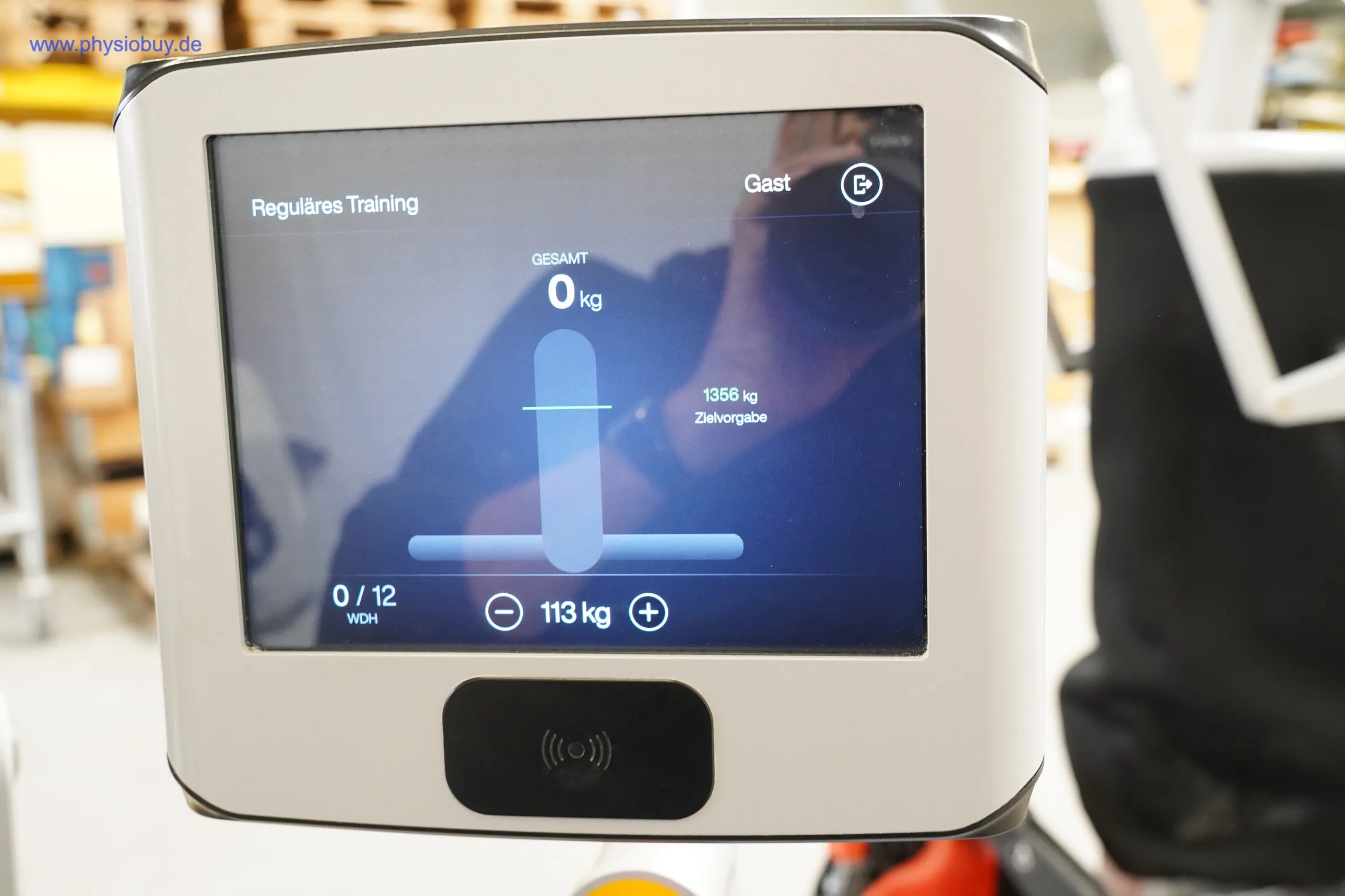 eGym-Kraftzirkel, Display während des Trainings mit Gewichtsanzeige, Nahaufnahme