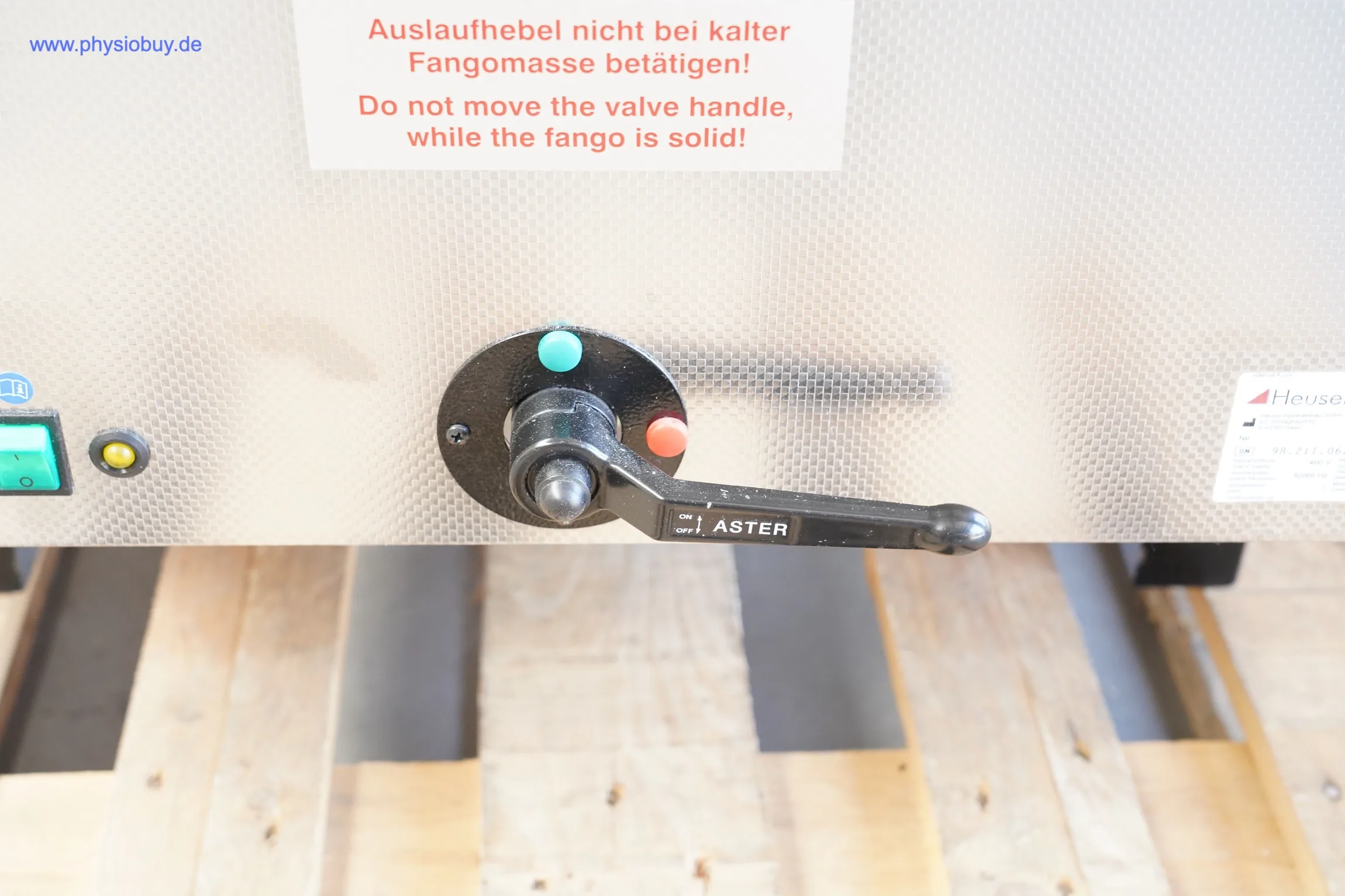Auslaufhebel der Heuser Fangoanlage RW 64 mit Warnhinweis, Nahaufnahme