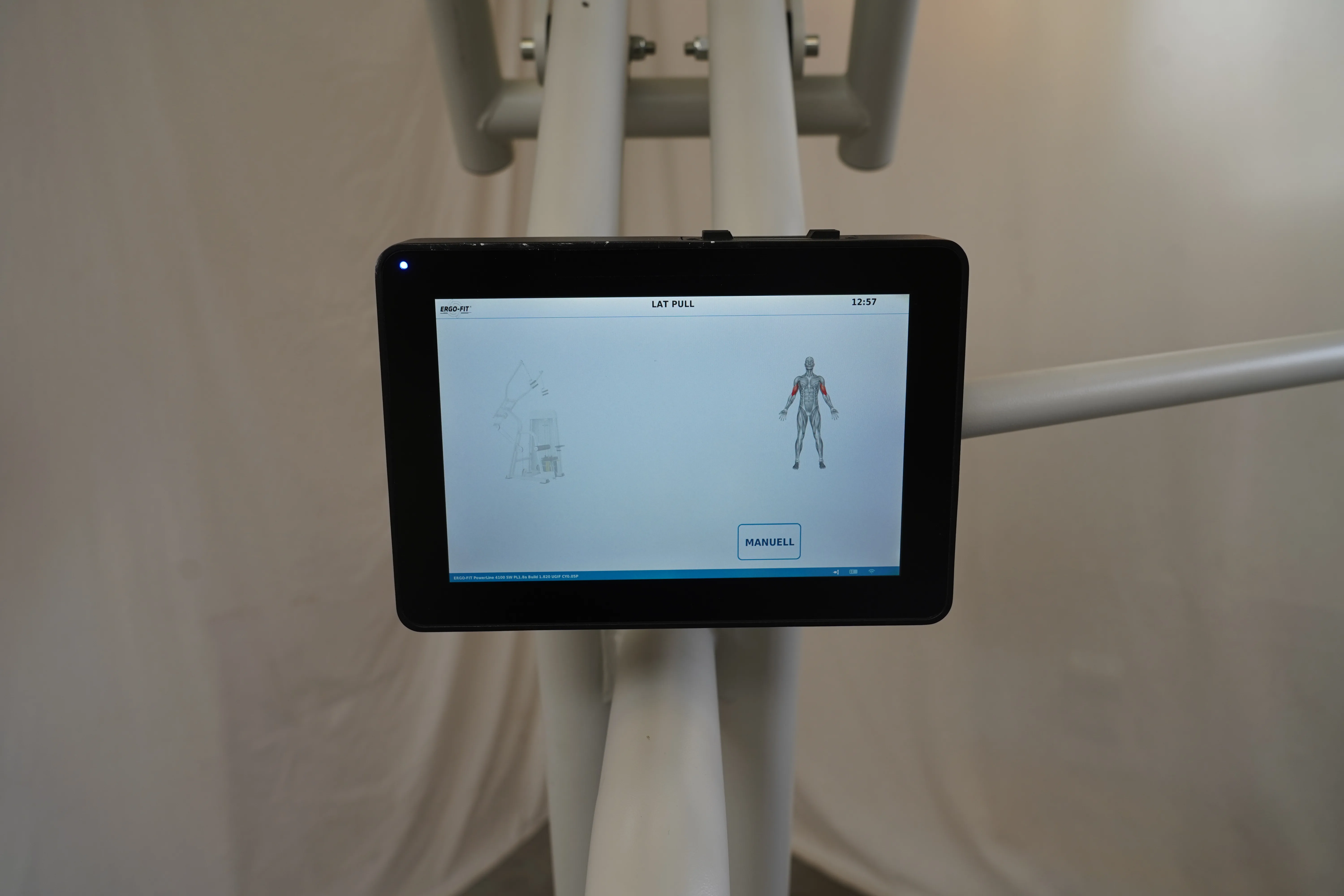 Touch-Display der Lat-Pull-Station am Ergo-Fit 4100S mit Muskeldiagramm
