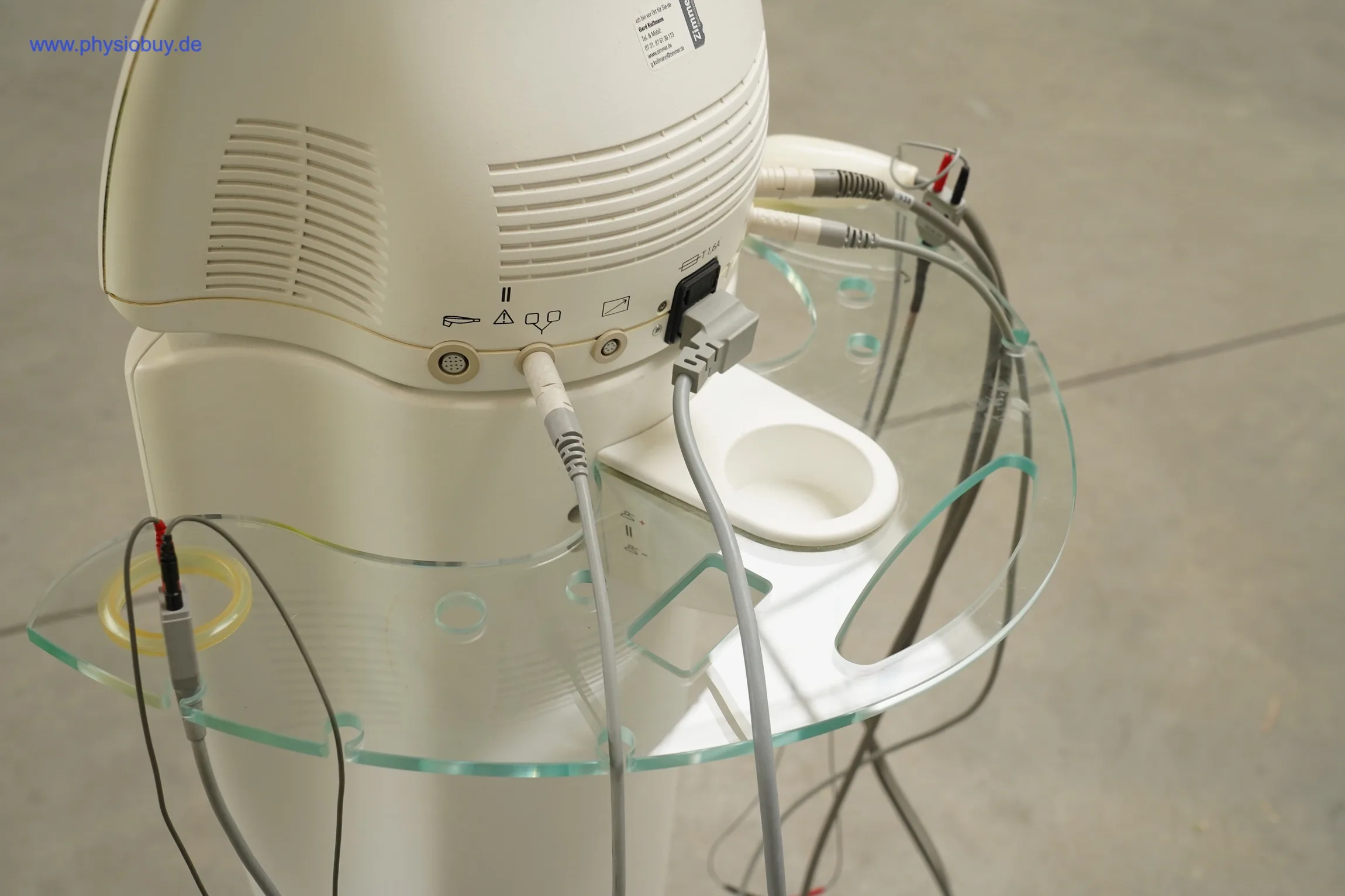 Anschlüsse und Kabel am Zimmer PhySys mit Glas-Ablageschale, Nahaufnahme
