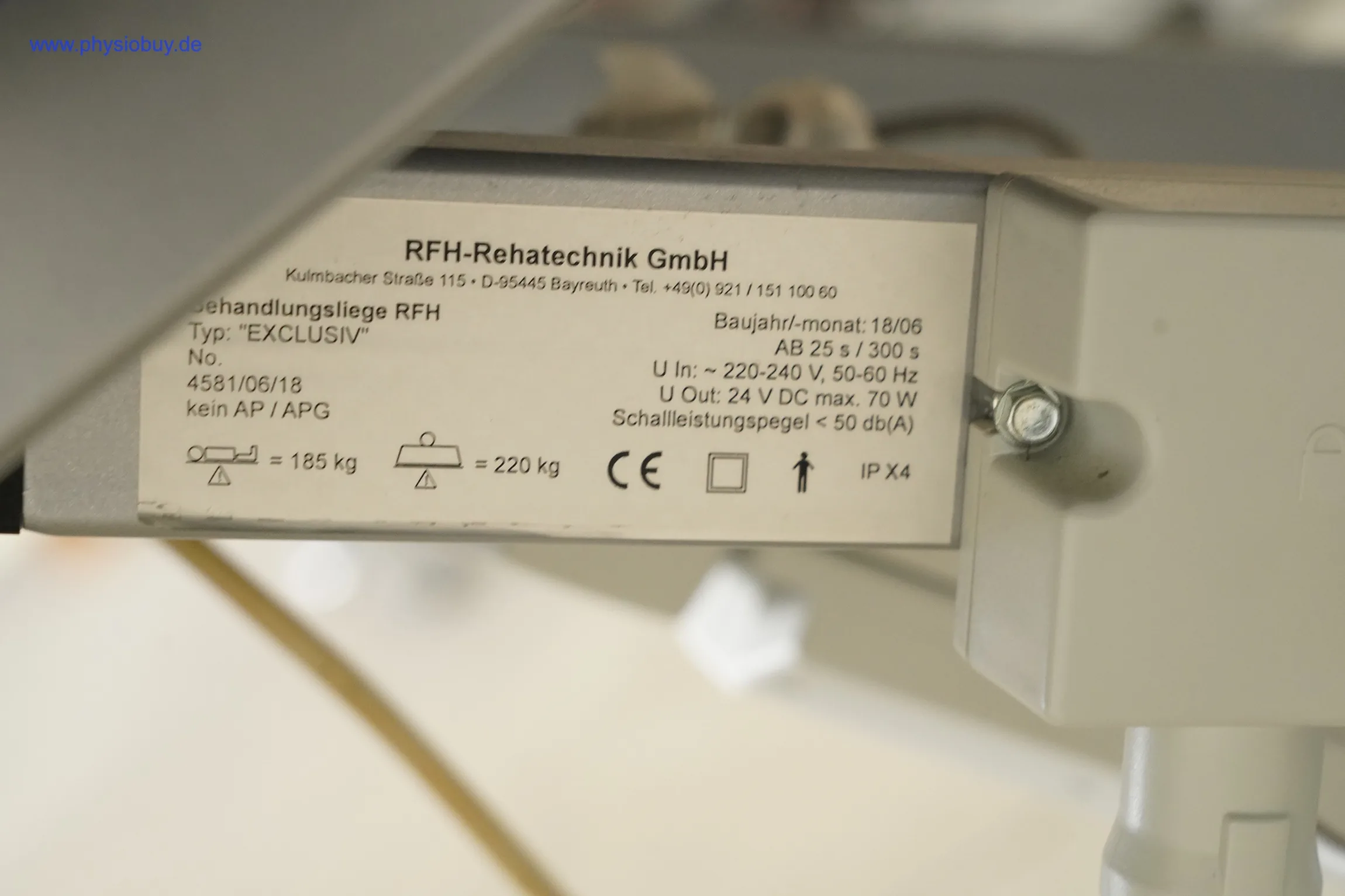 Typenschild der Behandlungsliege RFH EXCLUSIV von RFH-Rehatechnik mit Baujahr 2008, Spannungs- und Lastangaben am Rahmen