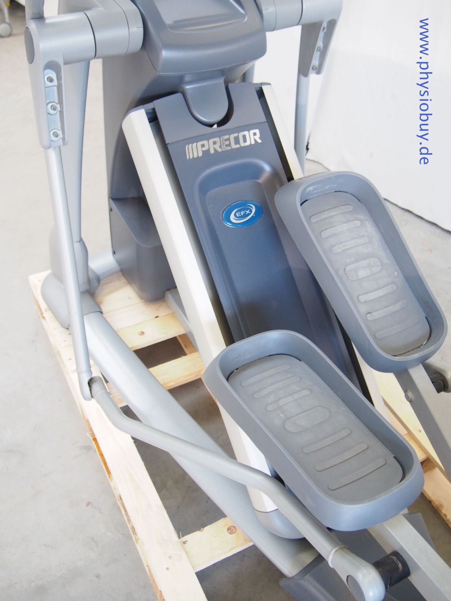 Pedale und Bedienkonsole mit Precor-Logo am Crosser EFX576i, Nahaufnahme