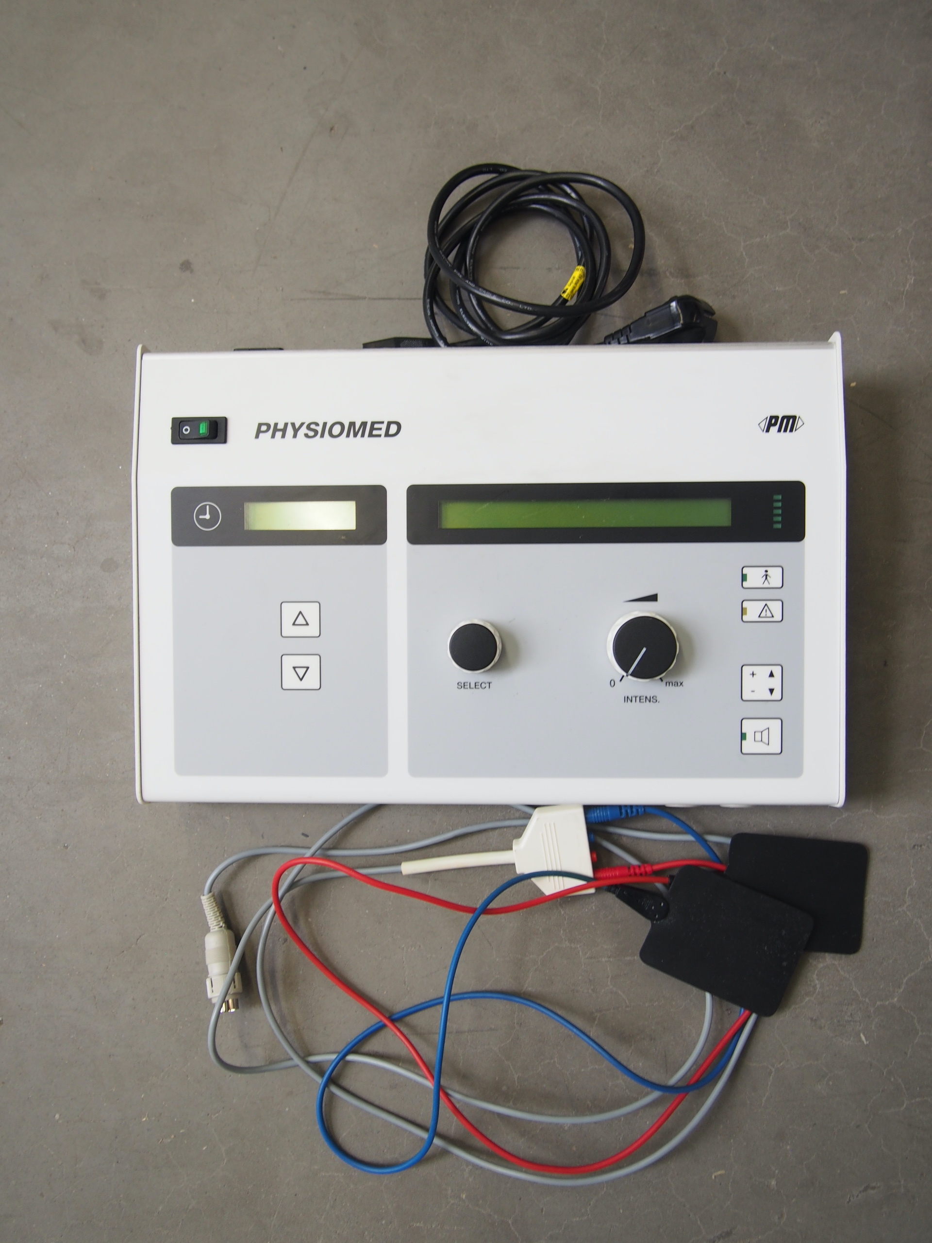 Bedienfeld des Elektrotherapiegeräts Physiodyn Duo mit Display und Elektroden