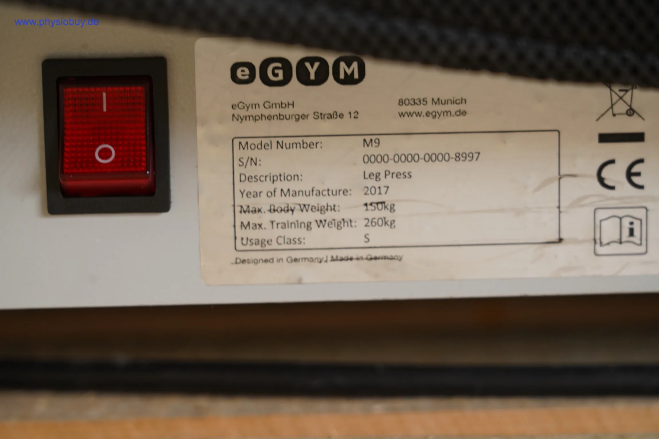 Typenschild und Netzschalter des eGym Leg Press mit Baujahr 2017, Nahaufnahme