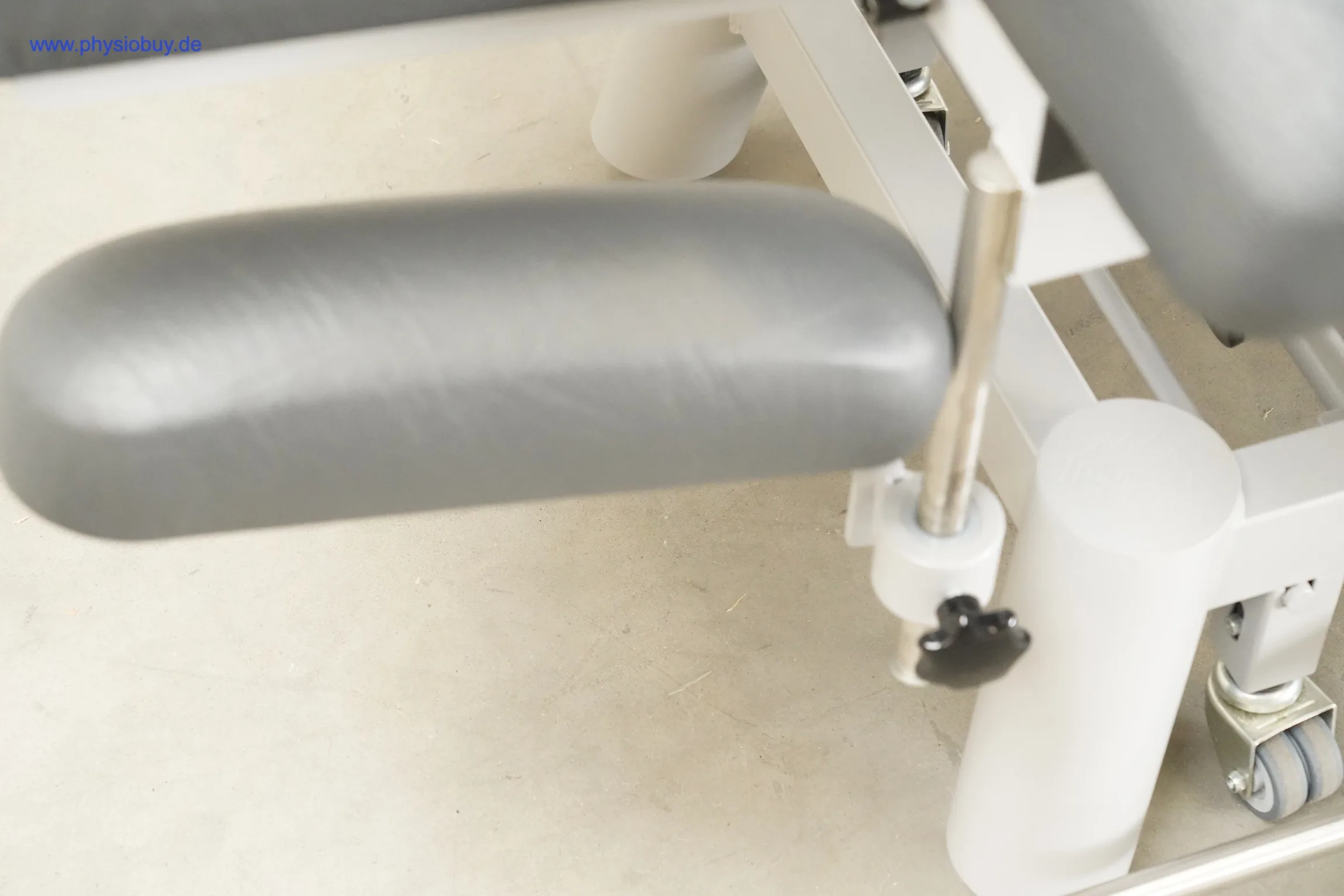 PINO XPert+ Therapieliege: graues Polster an einer Metallstange mit schwarzer Klemmschraube