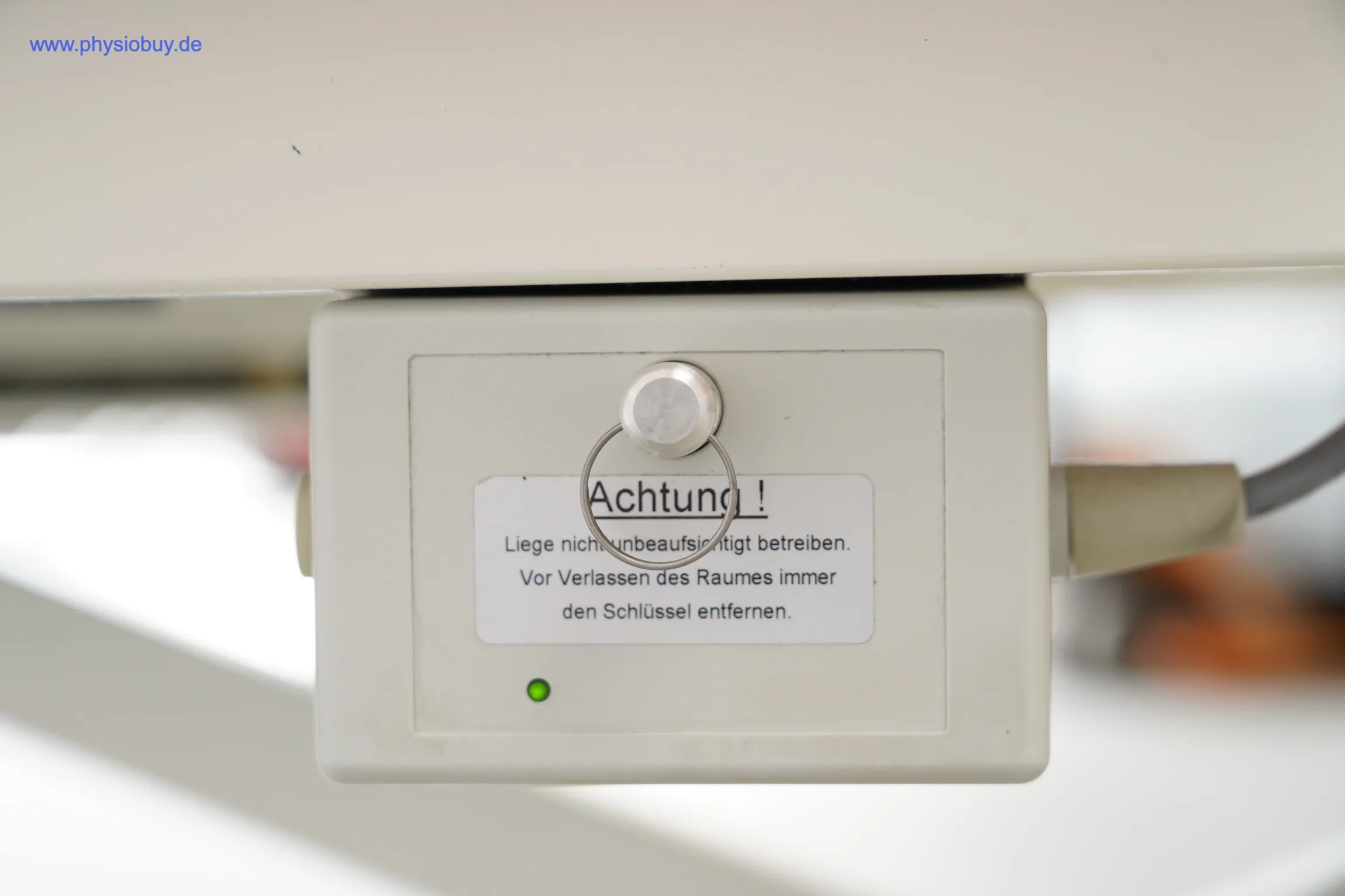 Schaltkasten mit Schlüsselschalter und Warnhinweis an der Theraflex Liege Favorite 3-teilig