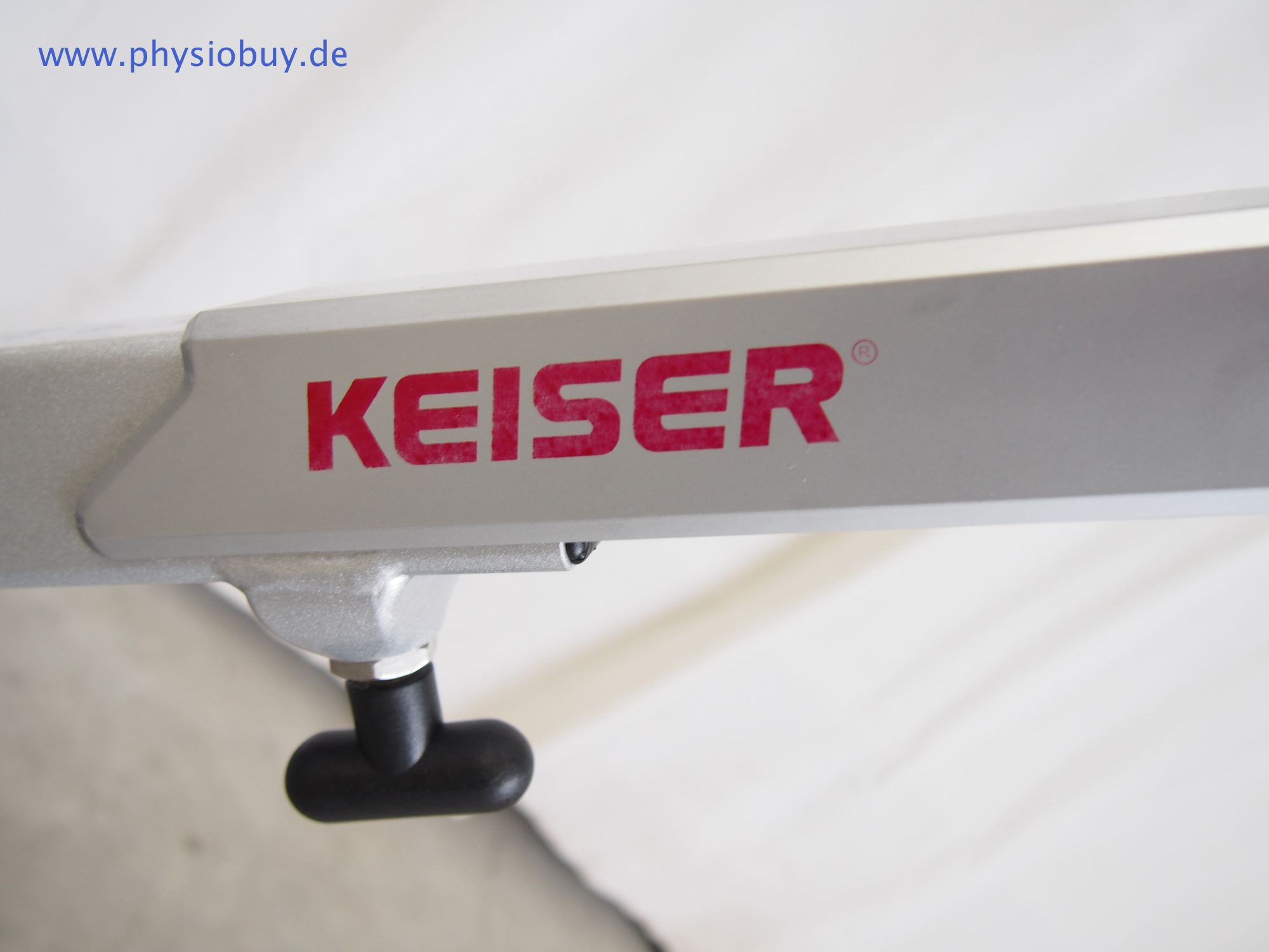 Keiser-Schriftzug an der Sattelstange des Keiser Physio Bike M3, Nahaufnahme