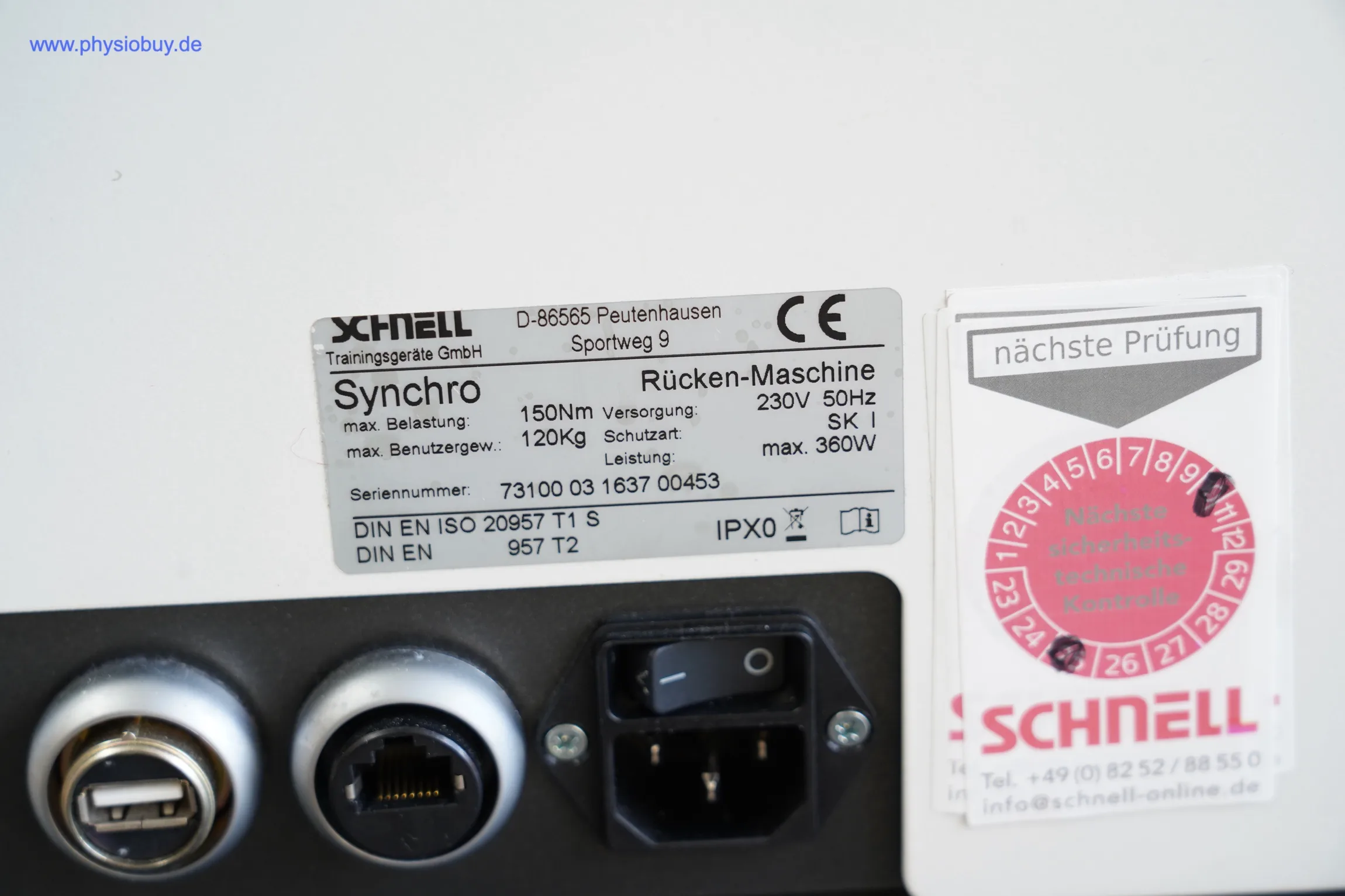 Typenschild der Rücken-Maschine mit technischen Daten, Nahaufnahme