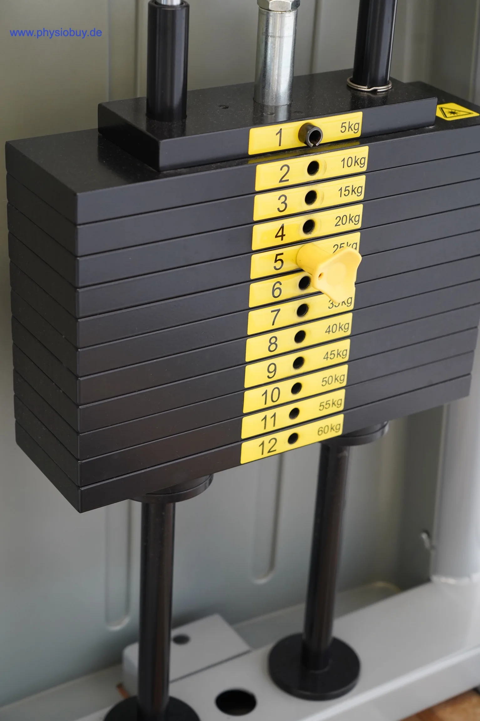 Gewichtsskala des Ergo-Fit 4000 S Hip Extension mit gelber Zahlenbeschriftung, Nahaufnahme