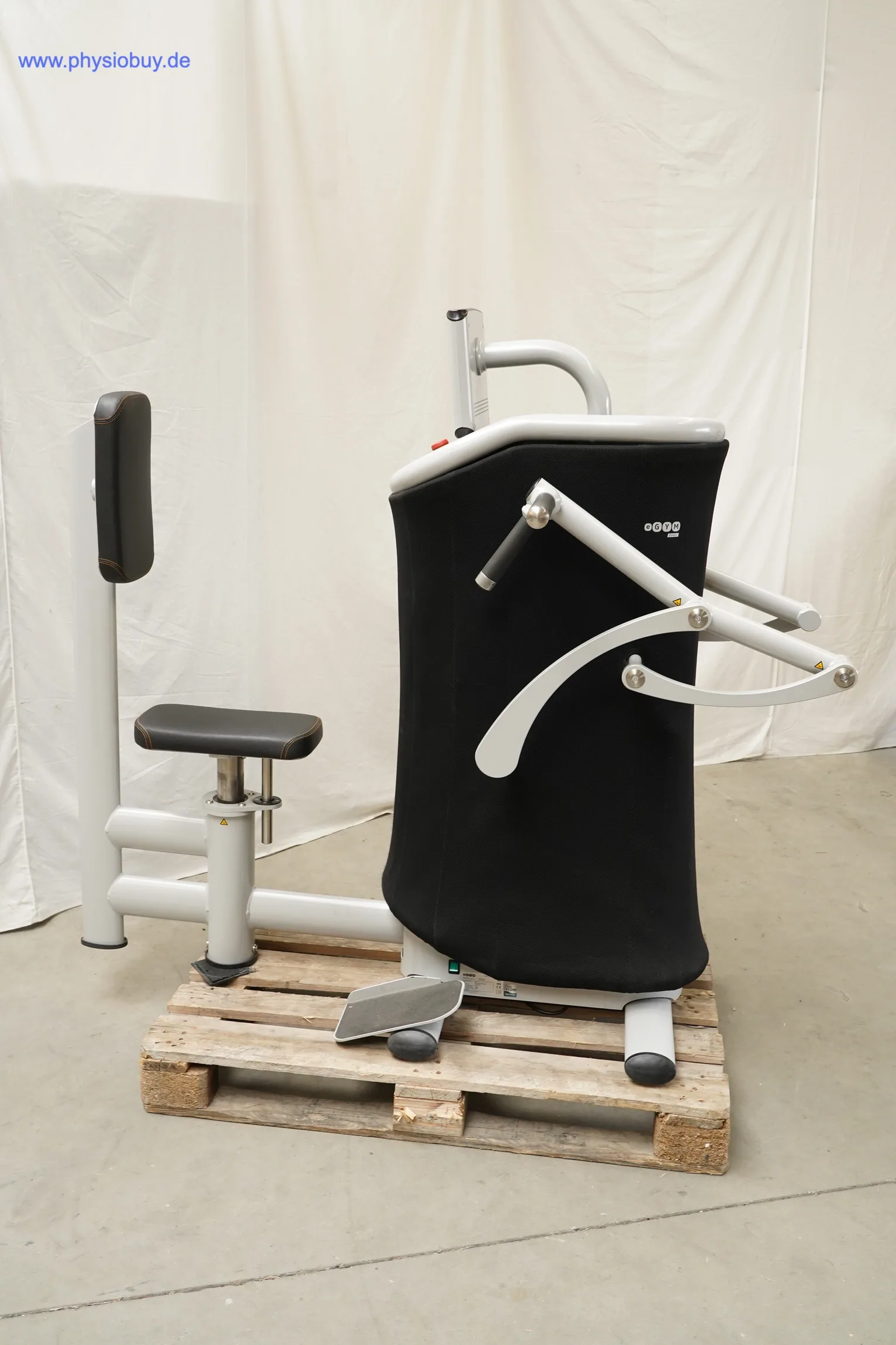eGym Chest Press auf Palette, Ansicht von vorne