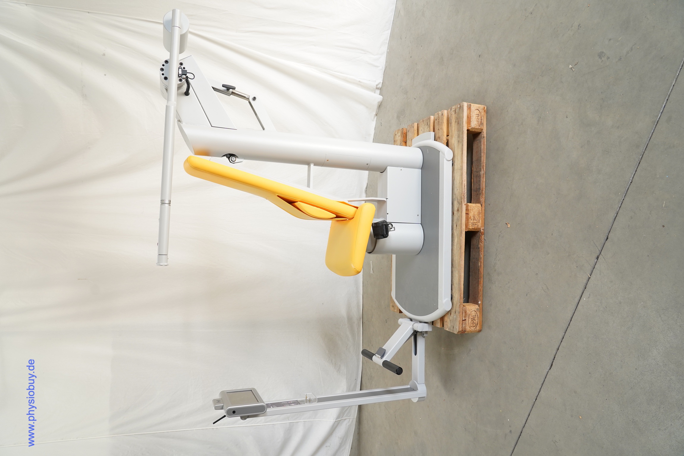 FREI Factum® Novus II in Seitenansicht mit gelbem Sitz, Display und Fußhebel auf einer Palette