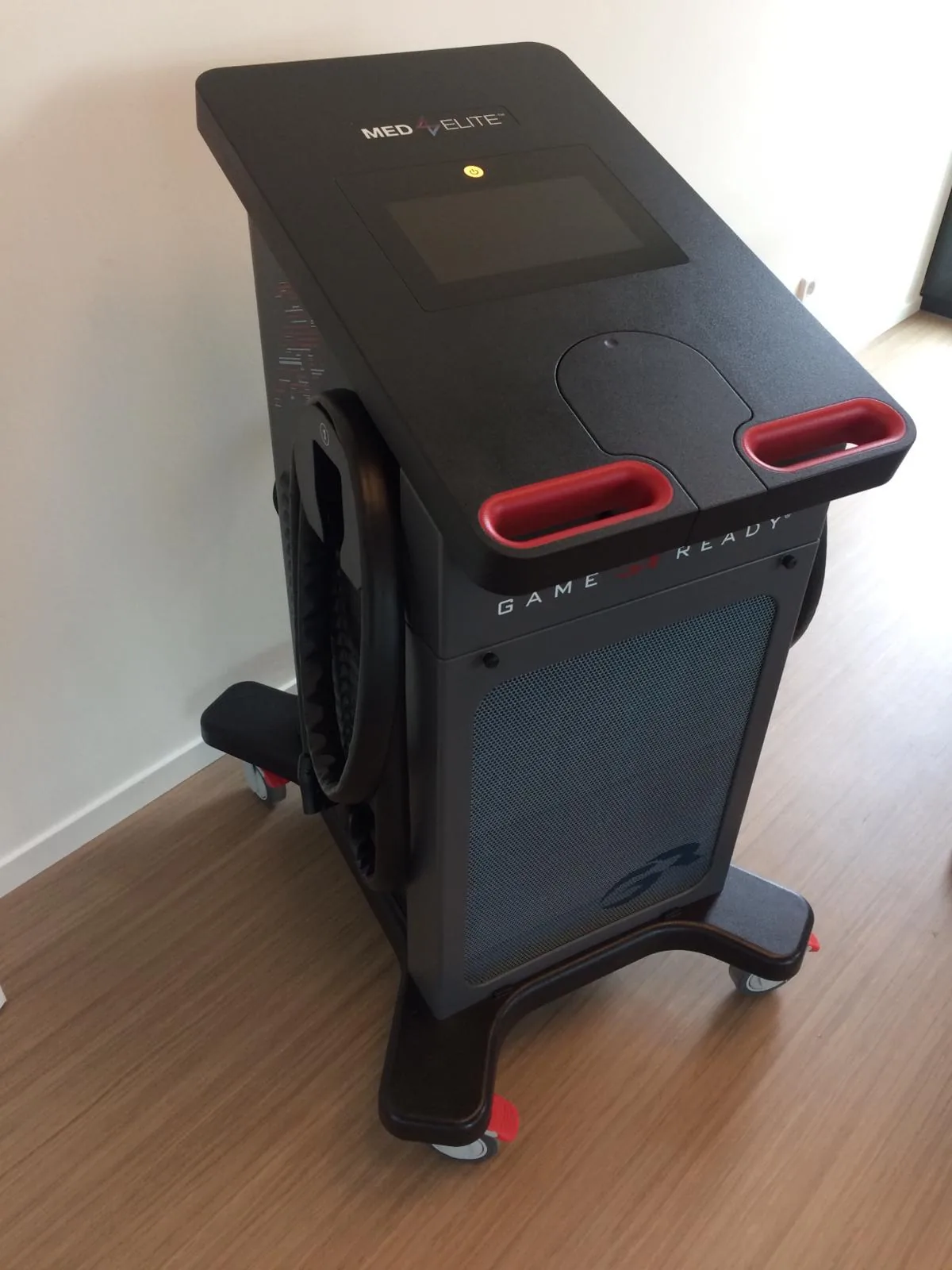 Game Ready Med4 Elite, Ansicht von schräg oben auf Bedienfeld und Gehäuse