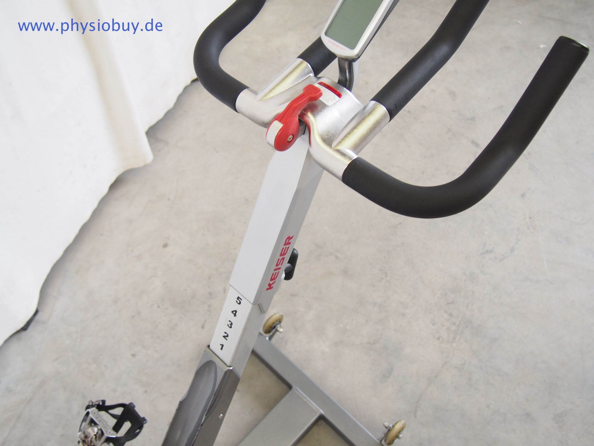 Lenker und Display des Keiser Physio Bike M3, Nahaufnahme